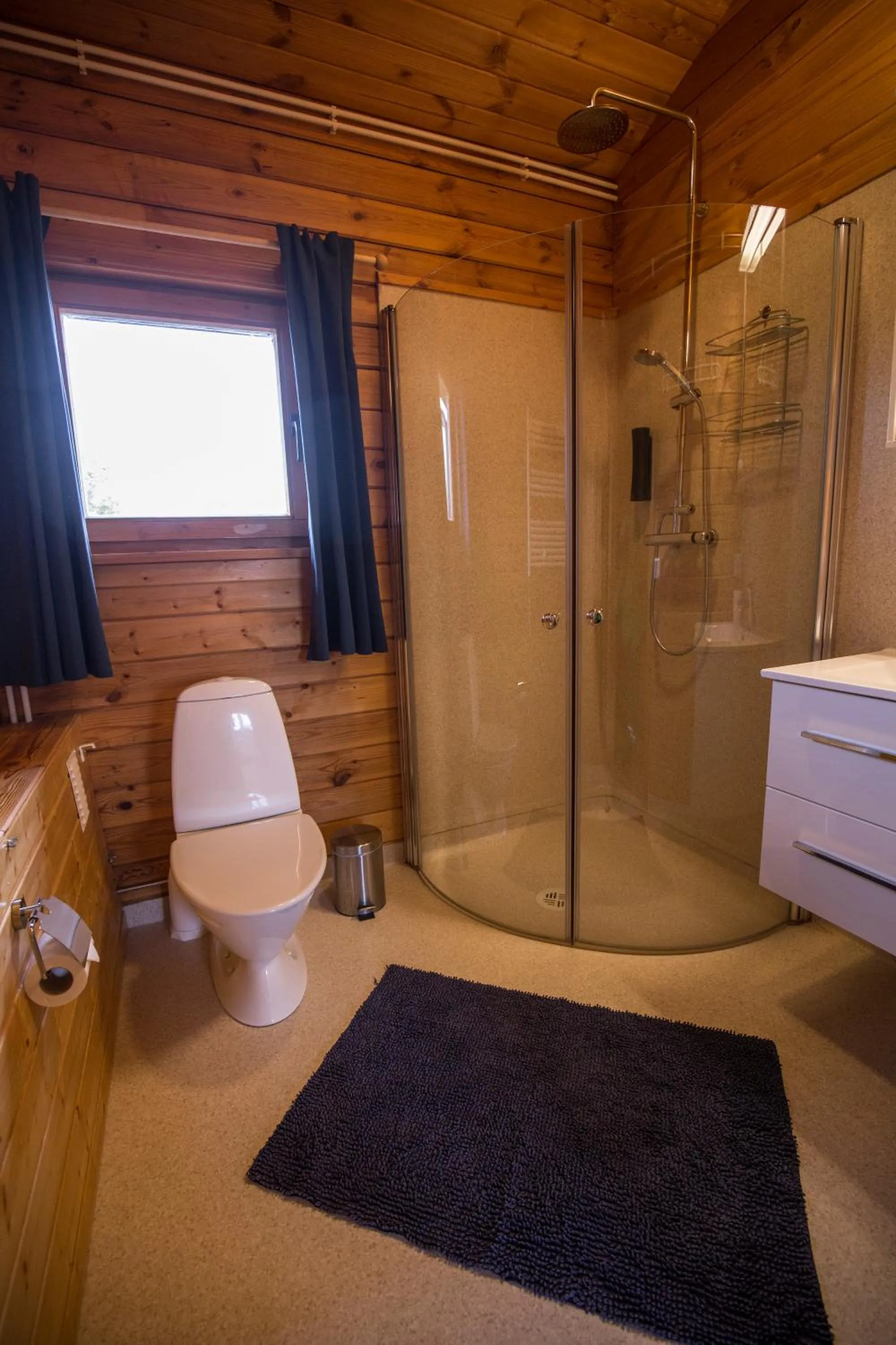 Shower in Hestasport Cottages