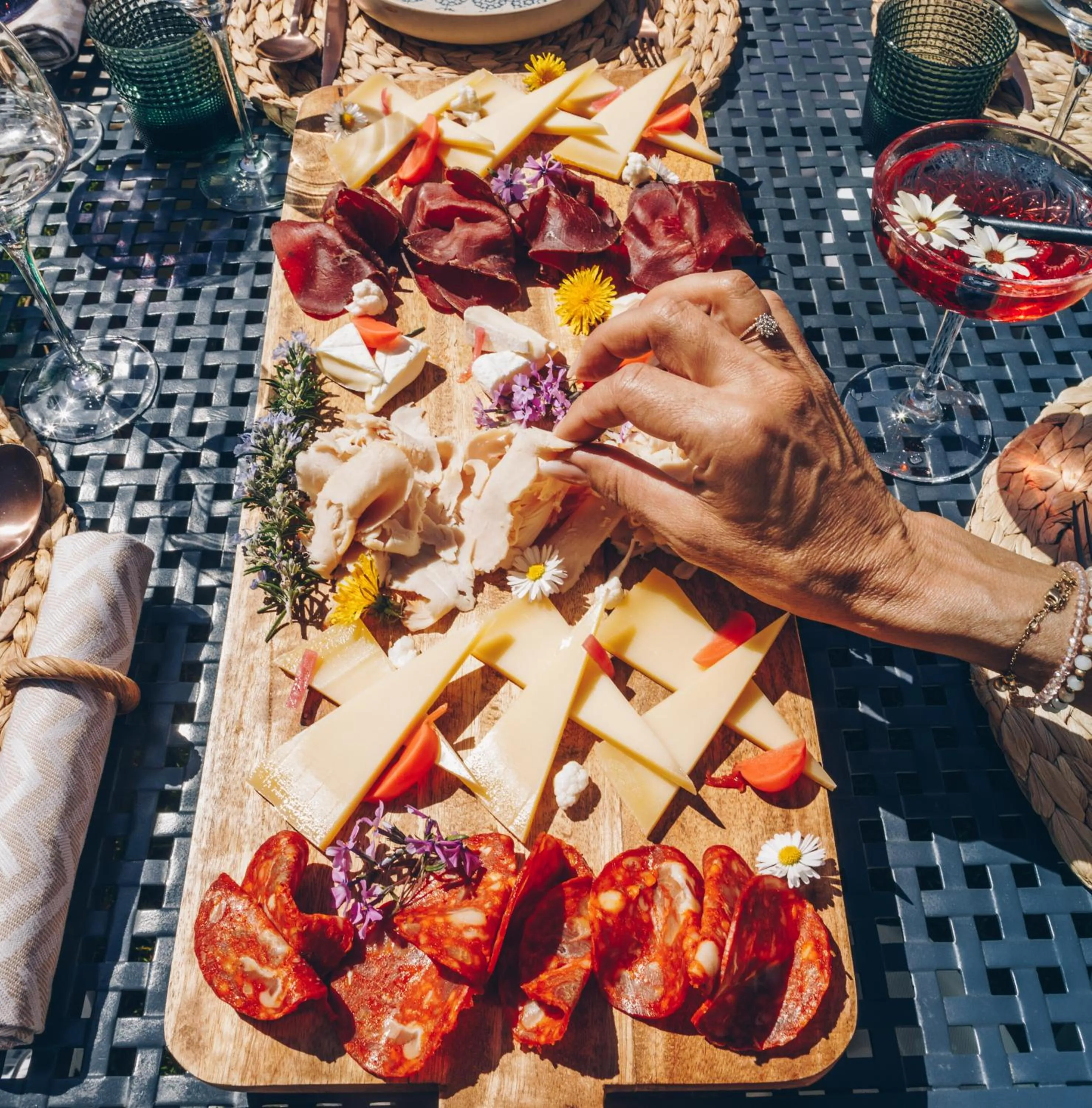 Food and drinks in JETTY Montreux