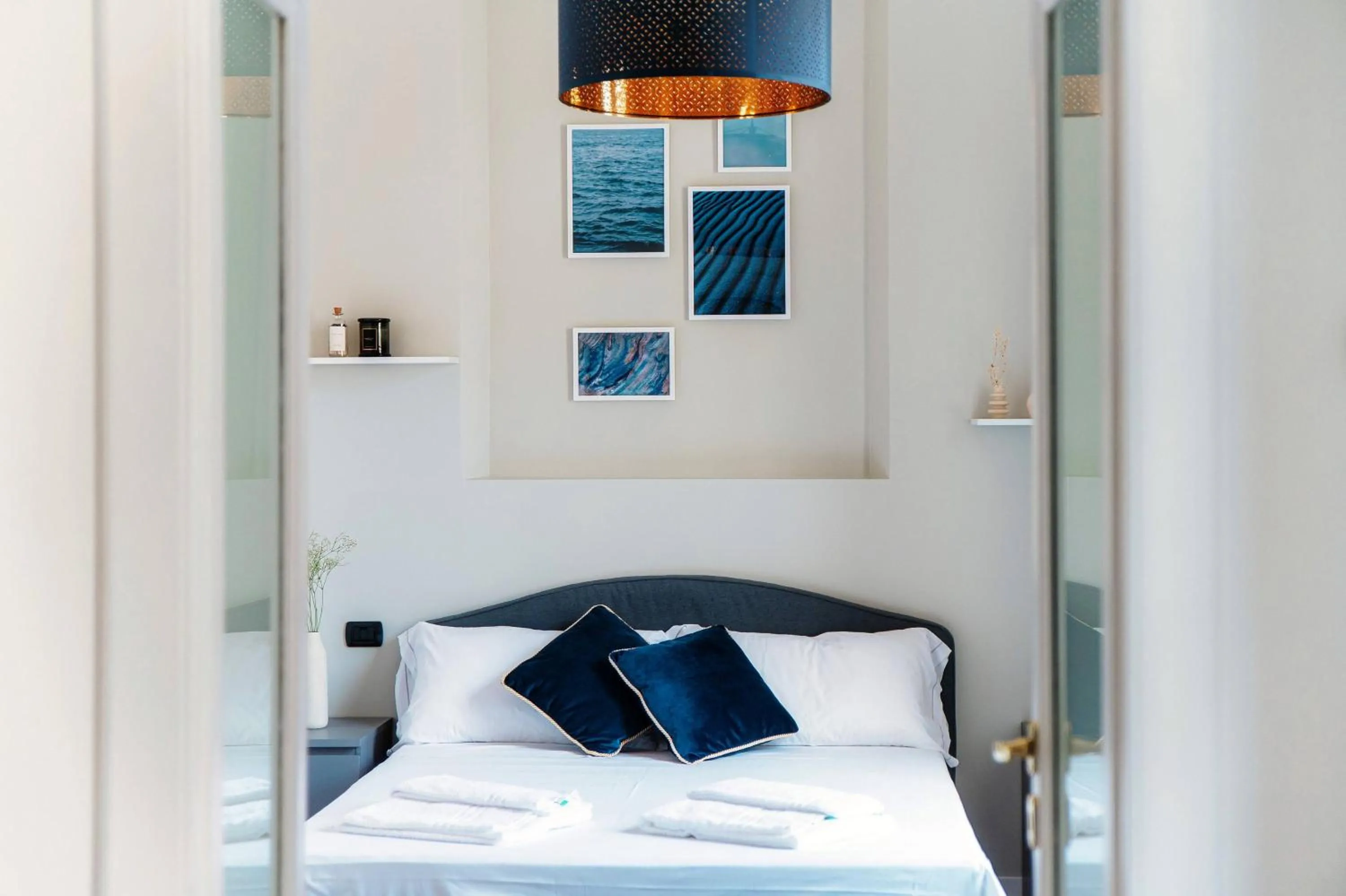 Shades of Lake - Blue Apartment