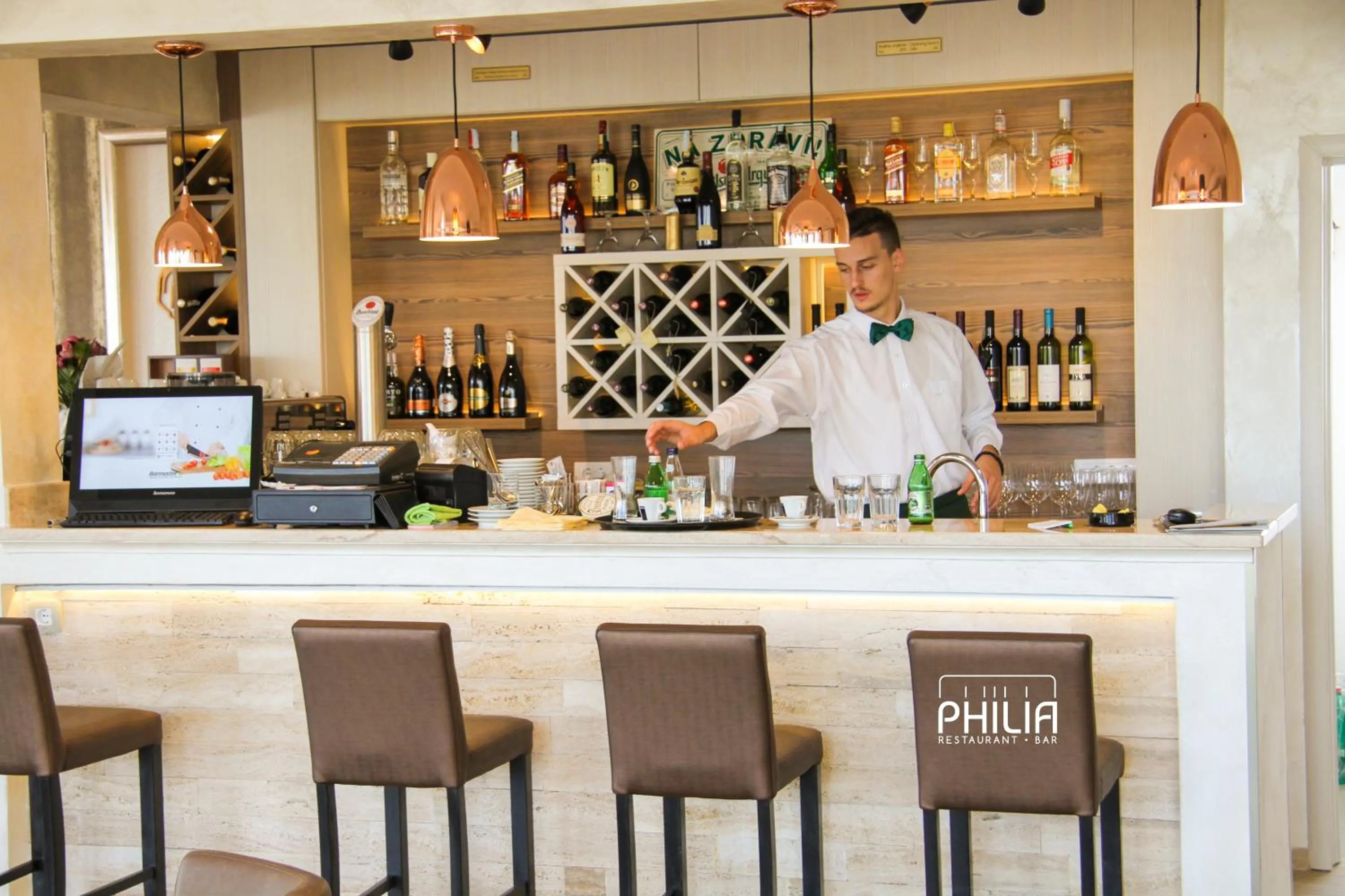 Restaurant/places to eat in Philia Hotel