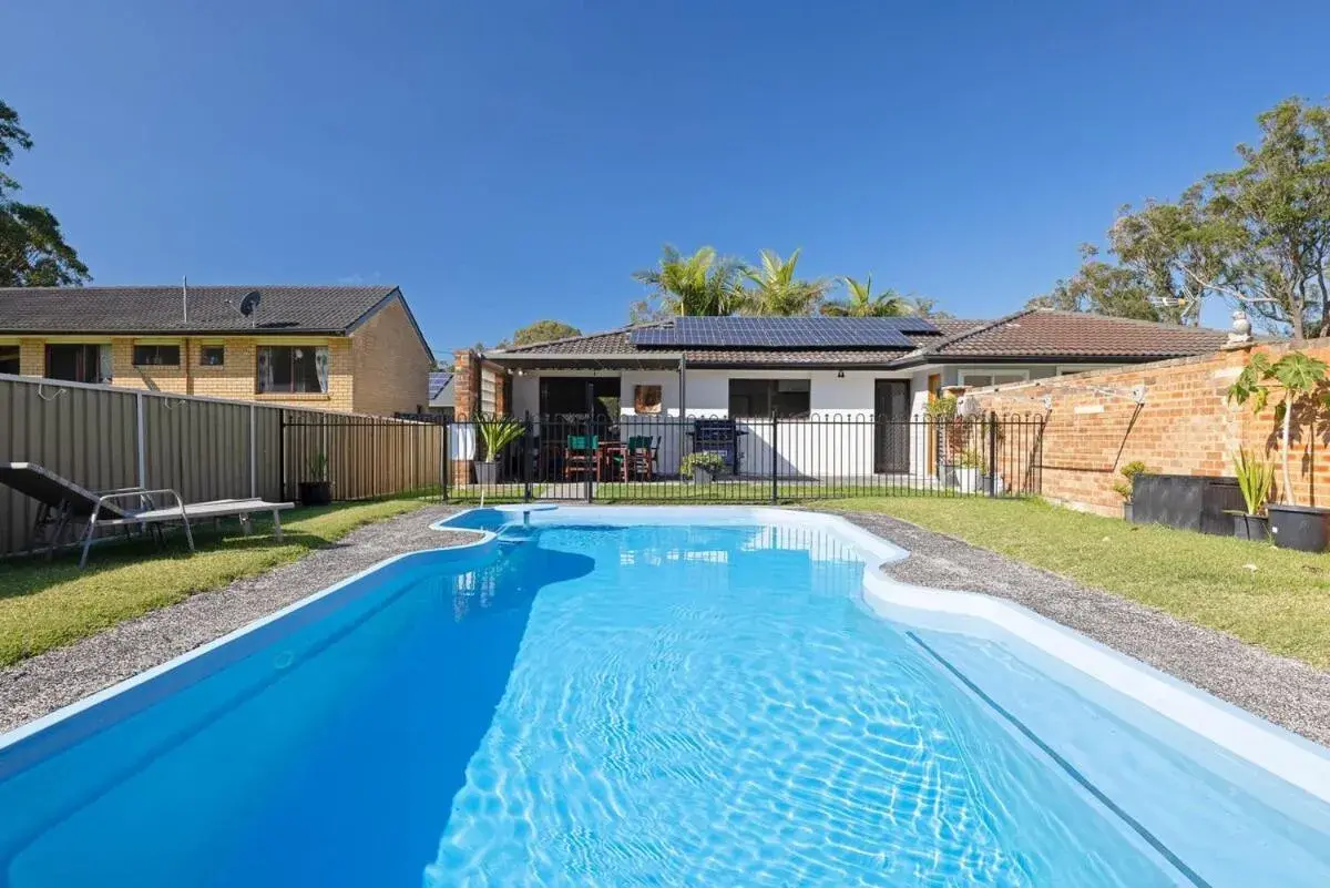 Spacious House with Pool - 5 min walk to Lake Spacious House with Pool - 5 min walk to Lake