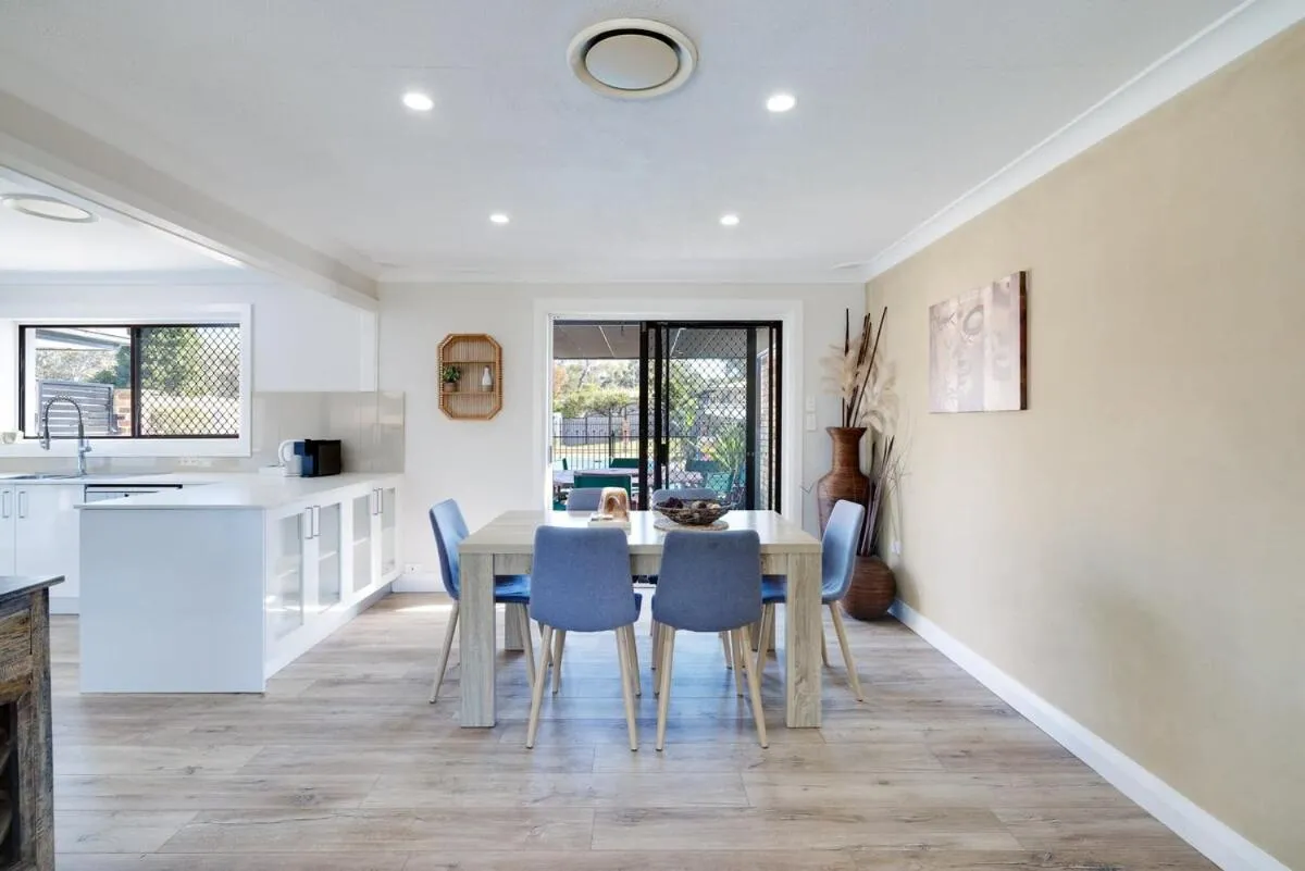 Spacious House with Pool - 5 min walk to Lake