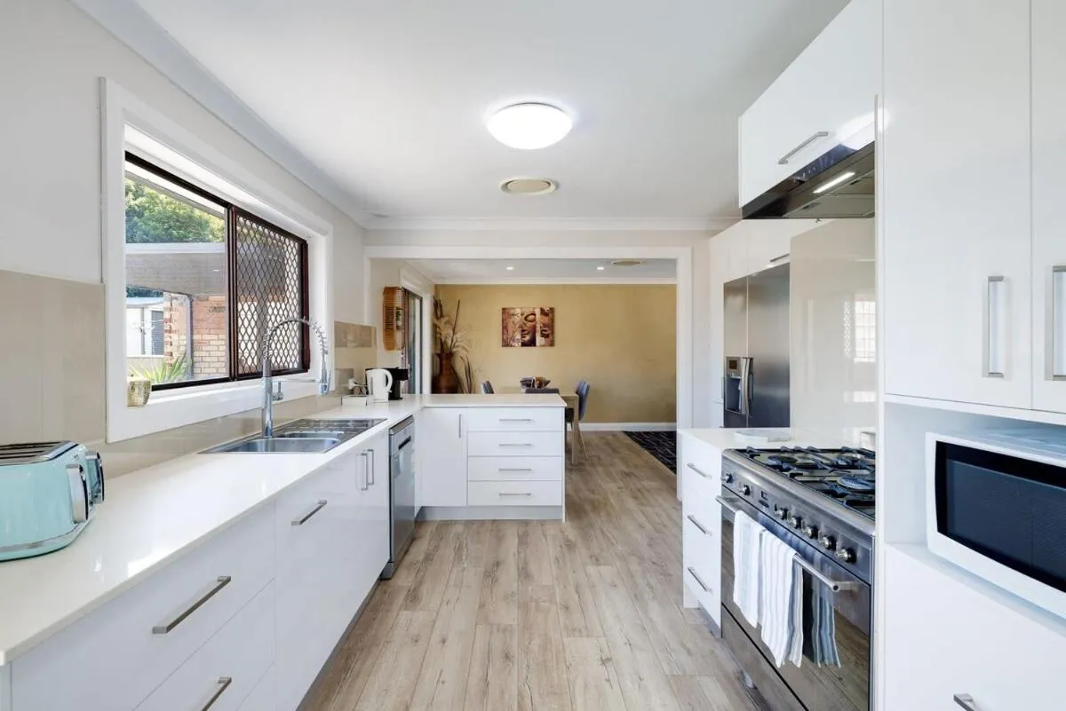 Spacious House with Pool - 5 min walk to Lake