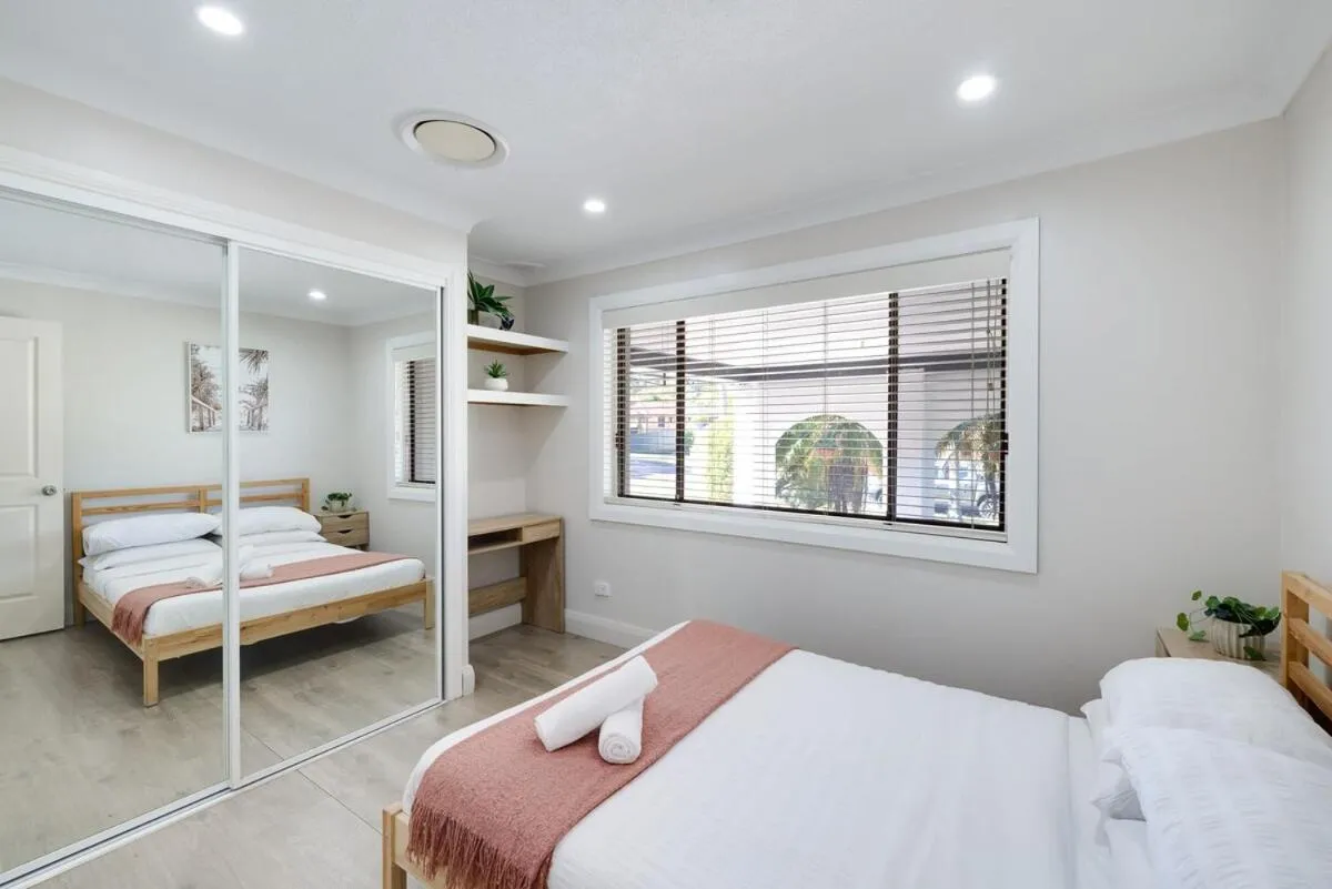 Spacious House with Pool - 5 min walk to Lake