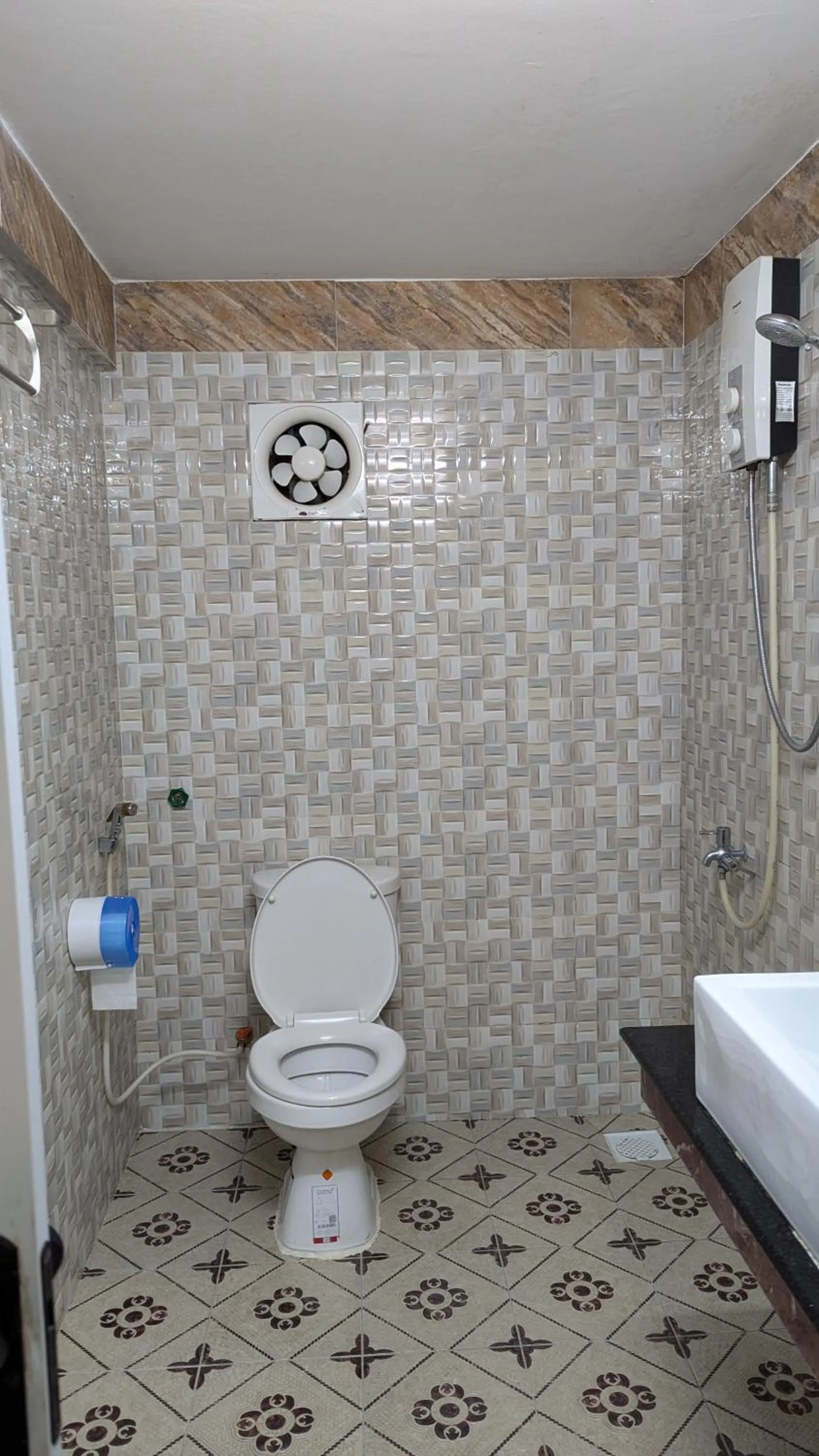 Toilet in Empire House, Phnom Penh