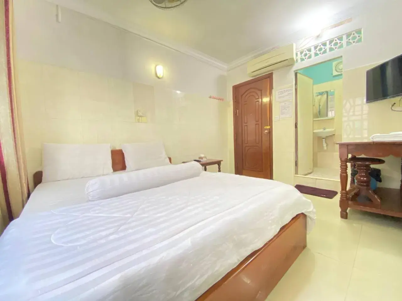 Bedroom, Bed in Empire House, Phnom Penh Bedroom, Bed in Empire House, Phnom Penh