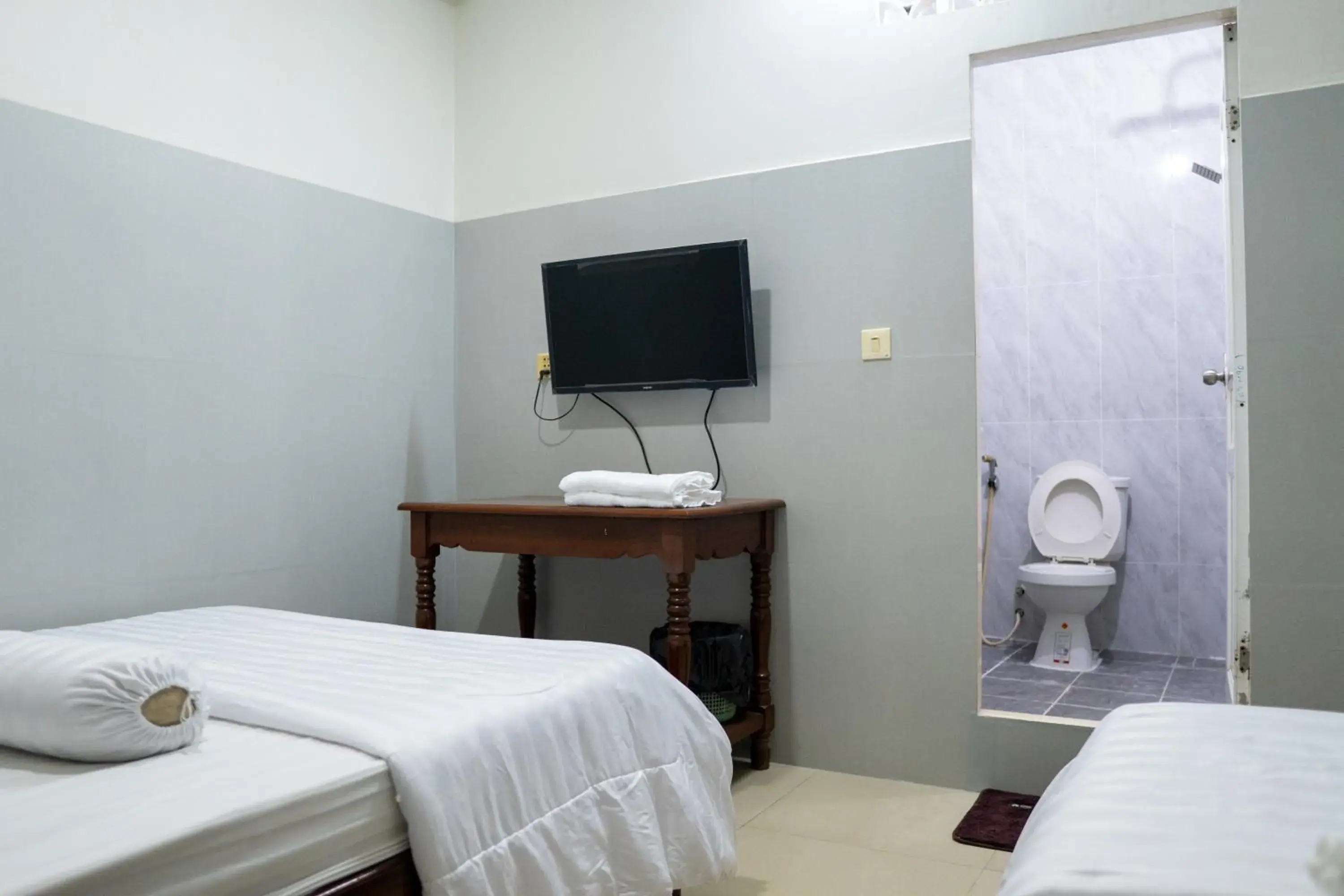 Toilet, Bed in Empire House, Phnom Penh Toilet, Bed in Empire House, Phnom Penh