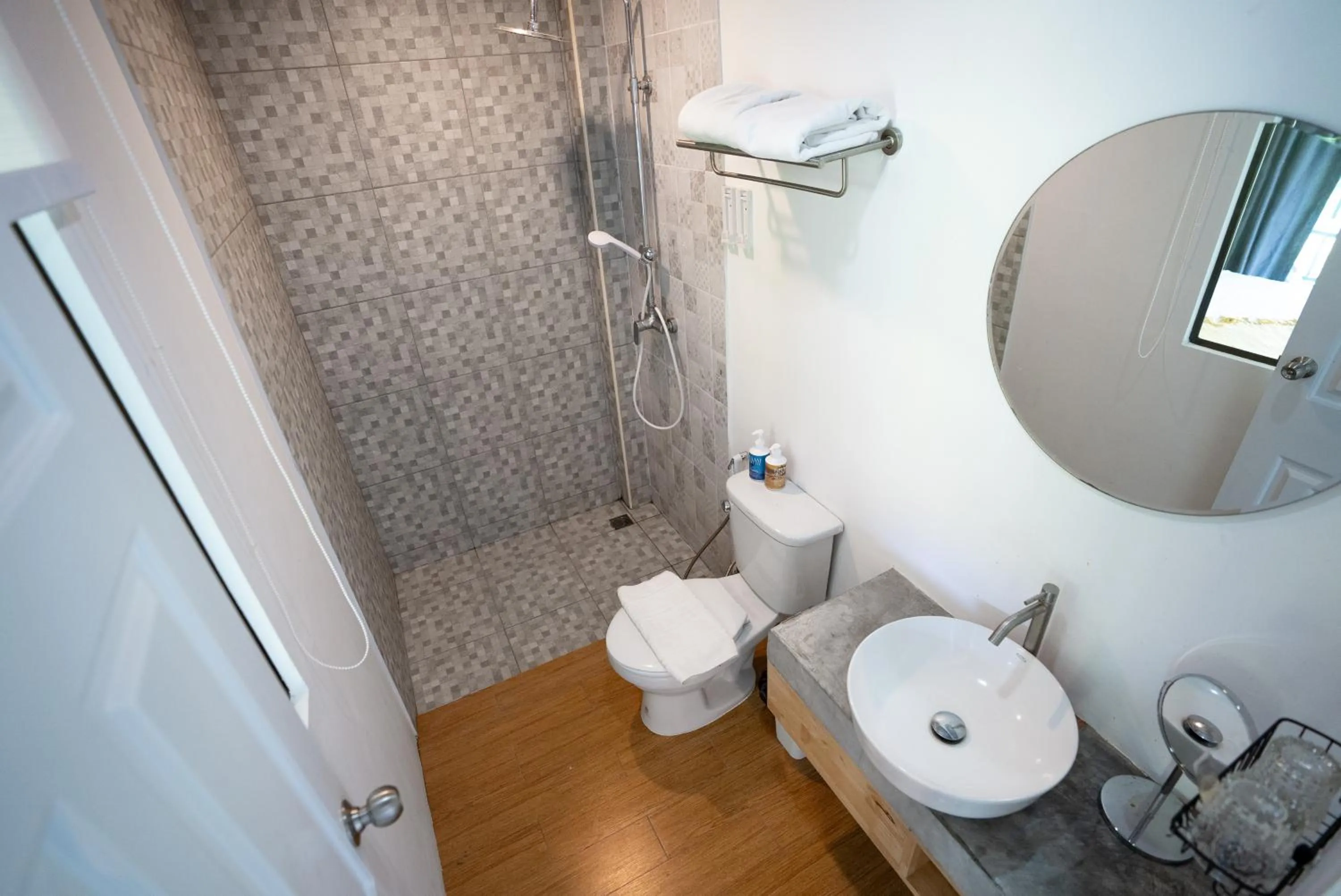 Toilet in Kraam Silhouette Hotel and Cafe Phuket- Chalong pier Hotel