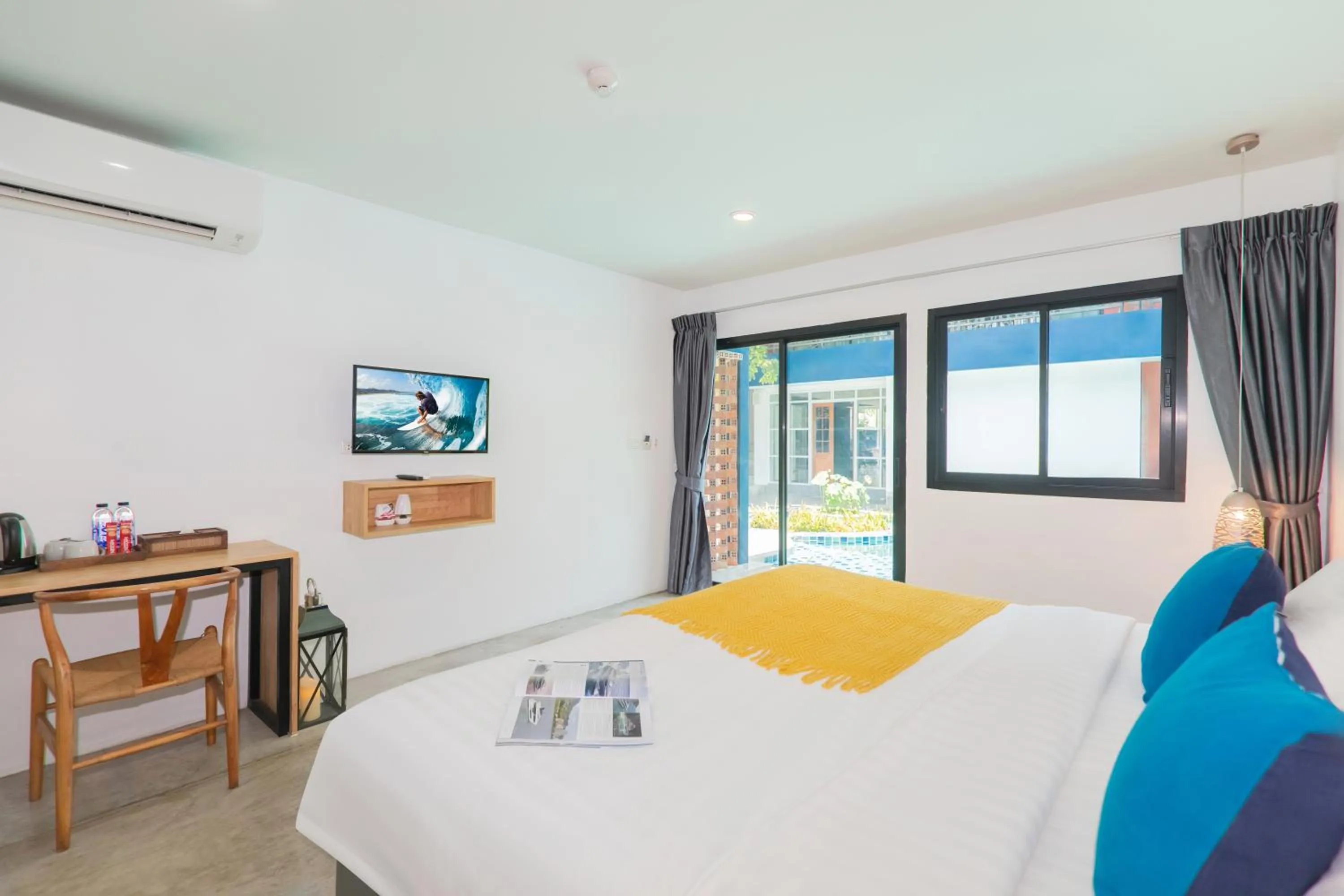 Photo of the whole room, Bed in Kraam Silhouette Hotel and Cafe Phuket- Chalong pier Hotel