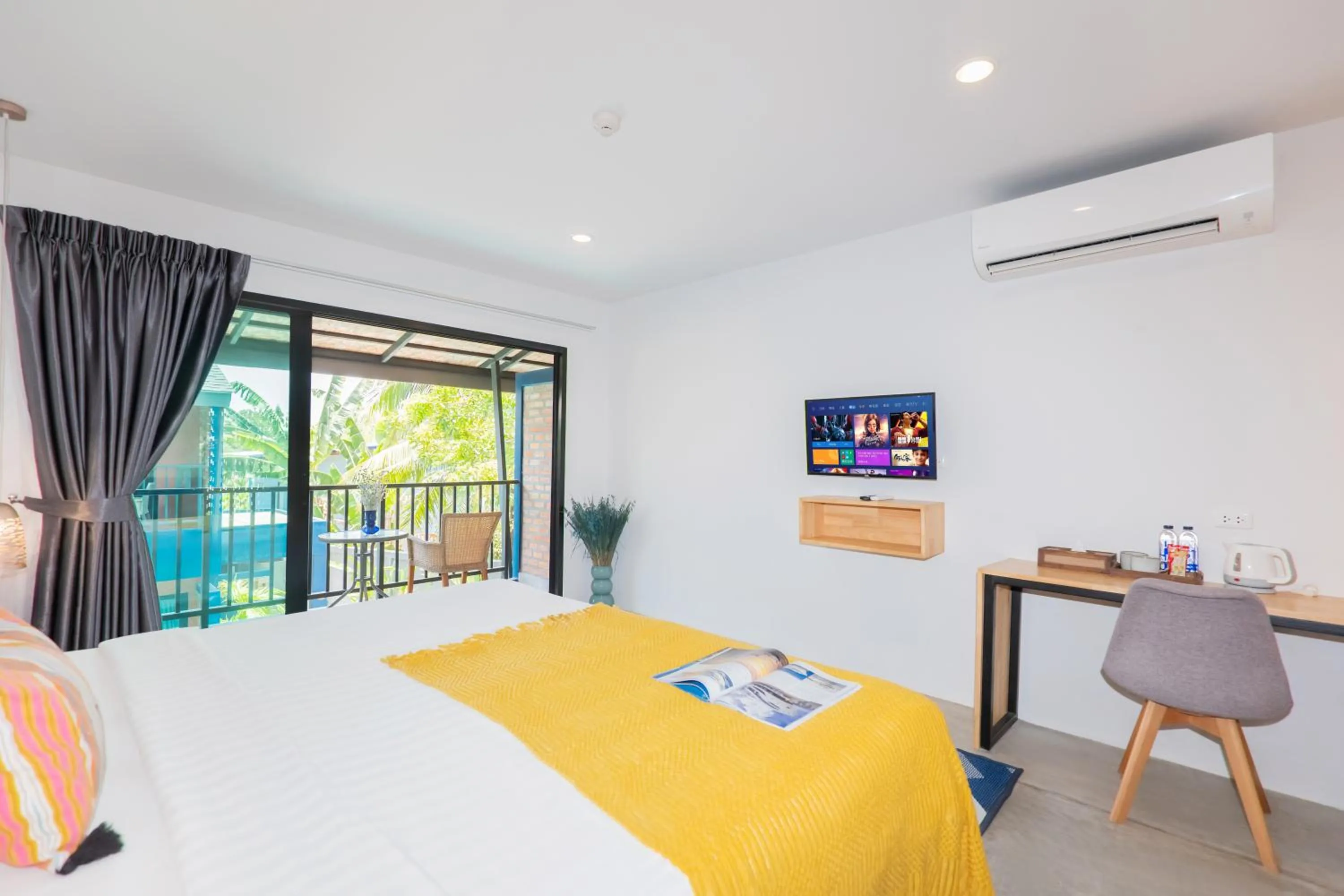 TV and multimedia, Bed in Kraam Silhouette Hotel and Cafe Phuket- Chalong pier Hotel