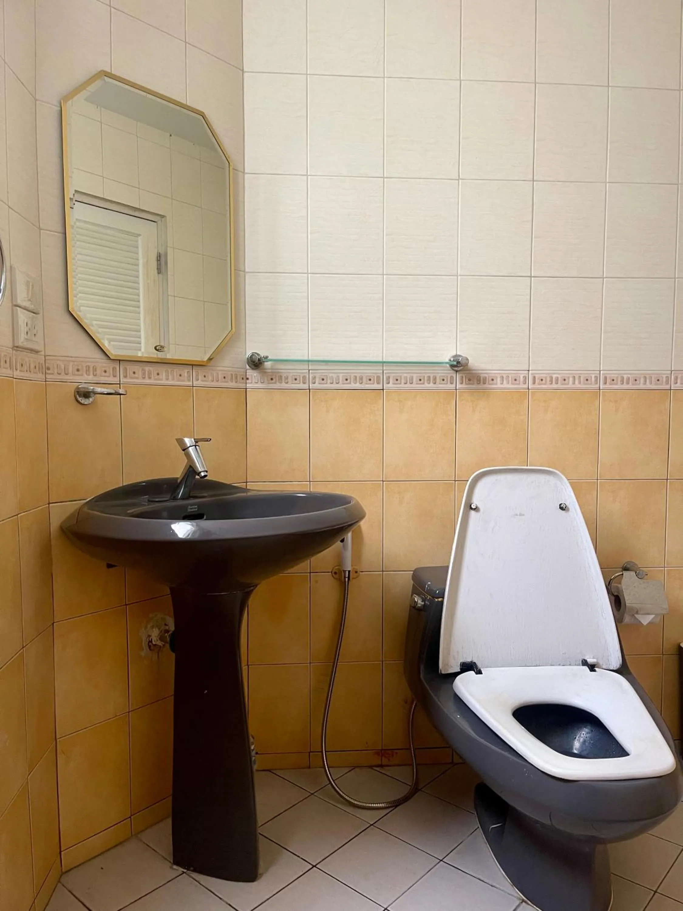 Toilet in Doodle Lodge Bangkok