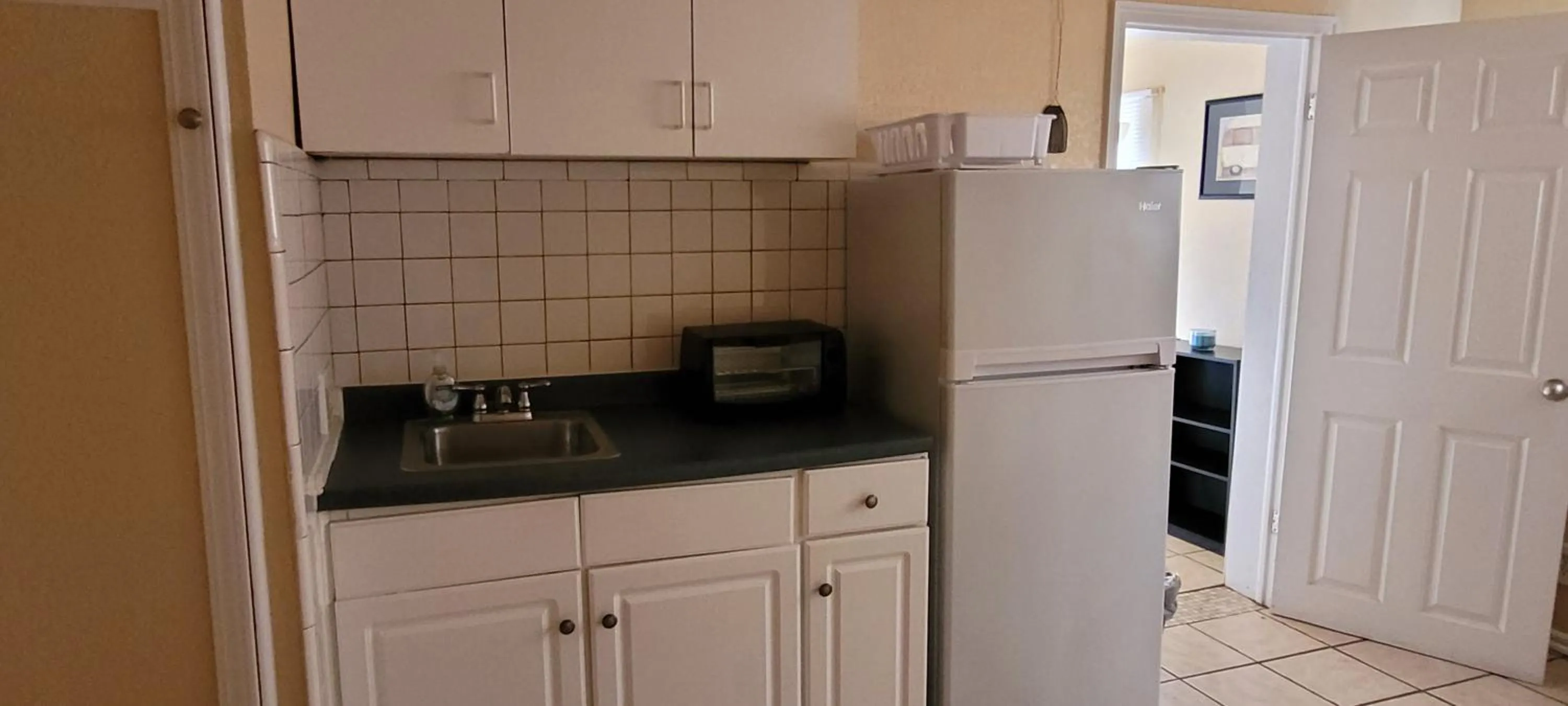 Kitchen or kitchenette in Stay Inn Oklahoma