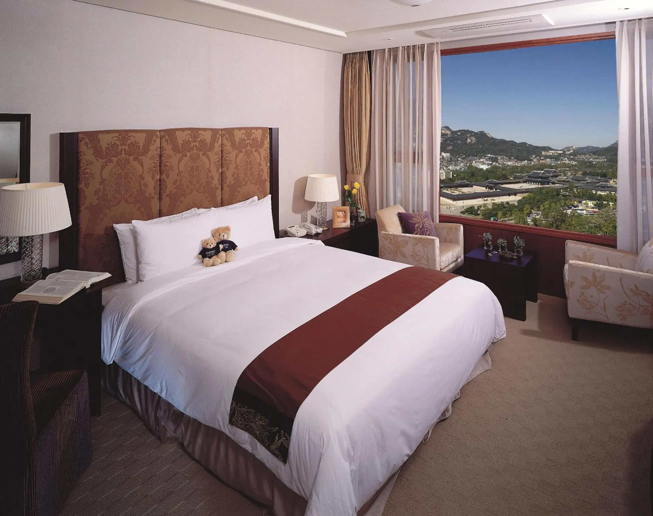 Seating area, Bed in Somerset Palace Seoul Seating area, Bed in Somerset Palace Seoul