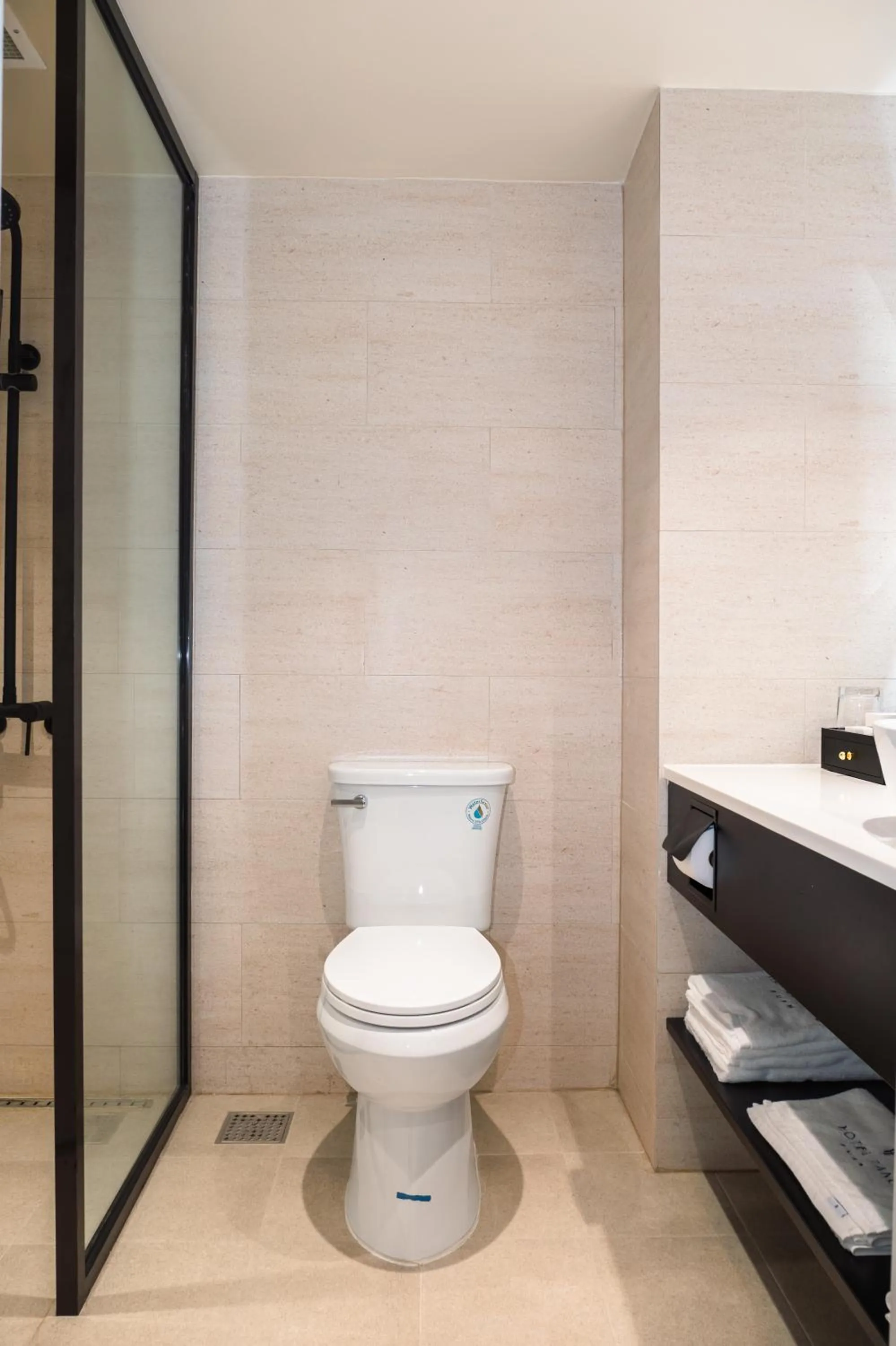 Toilet in Hotel Tano Guam