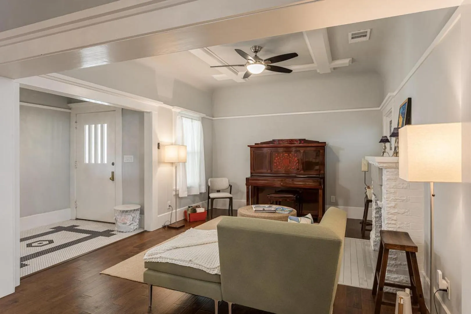 Living room in Family Laundry & Spa