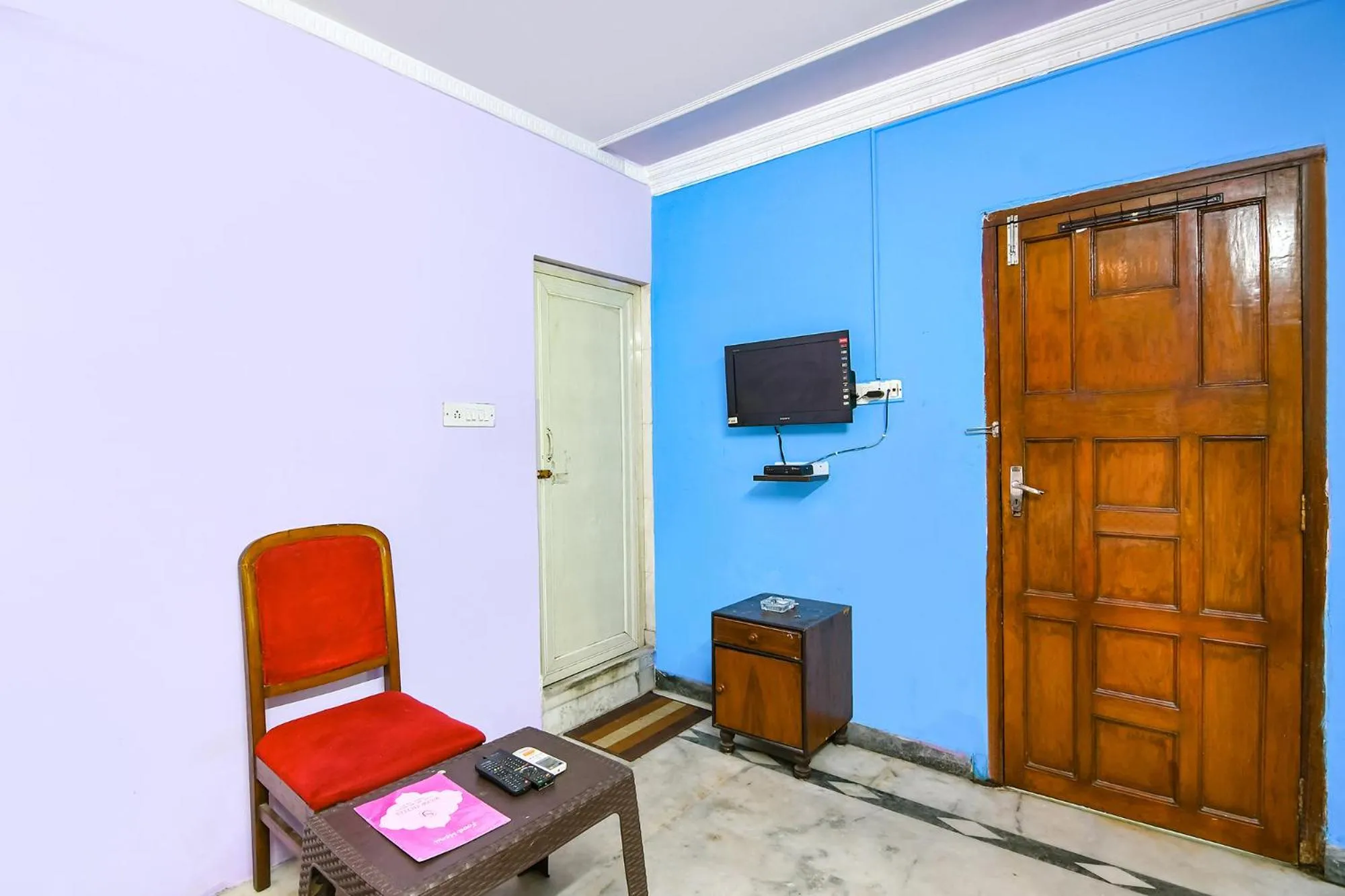 Communal lounge/ TV room in FabExpress Karunamoyee Regency