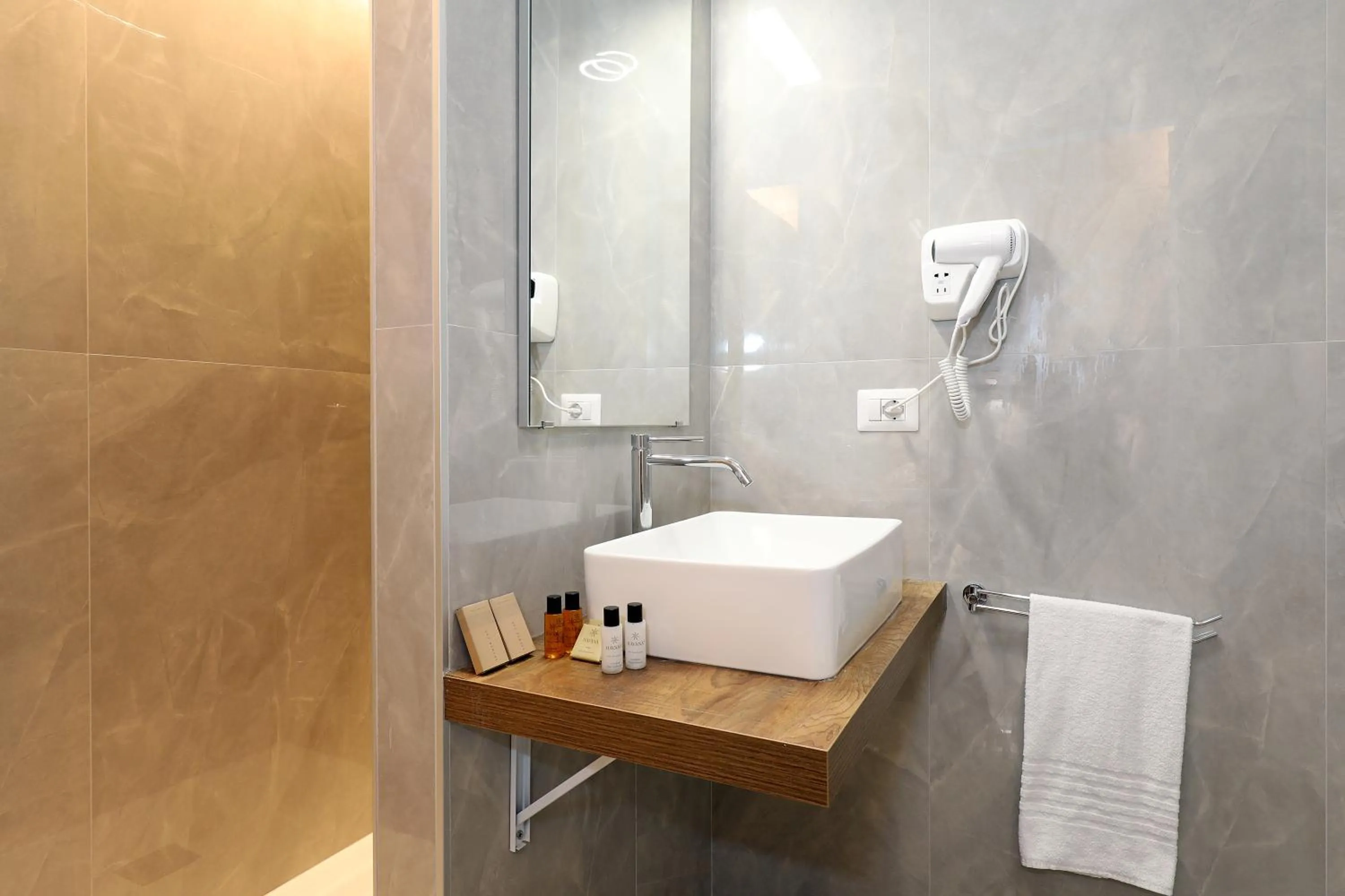 Bathroom in Rome Plaza Suites, Luxury Collection