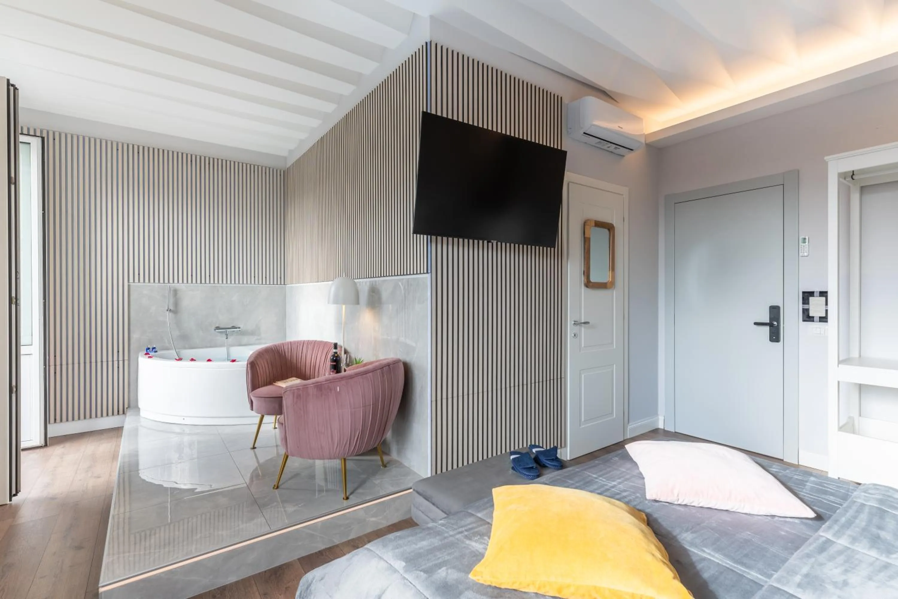 TV and multimedia, Bed in Rome Plaza Suites, Luxury Collection