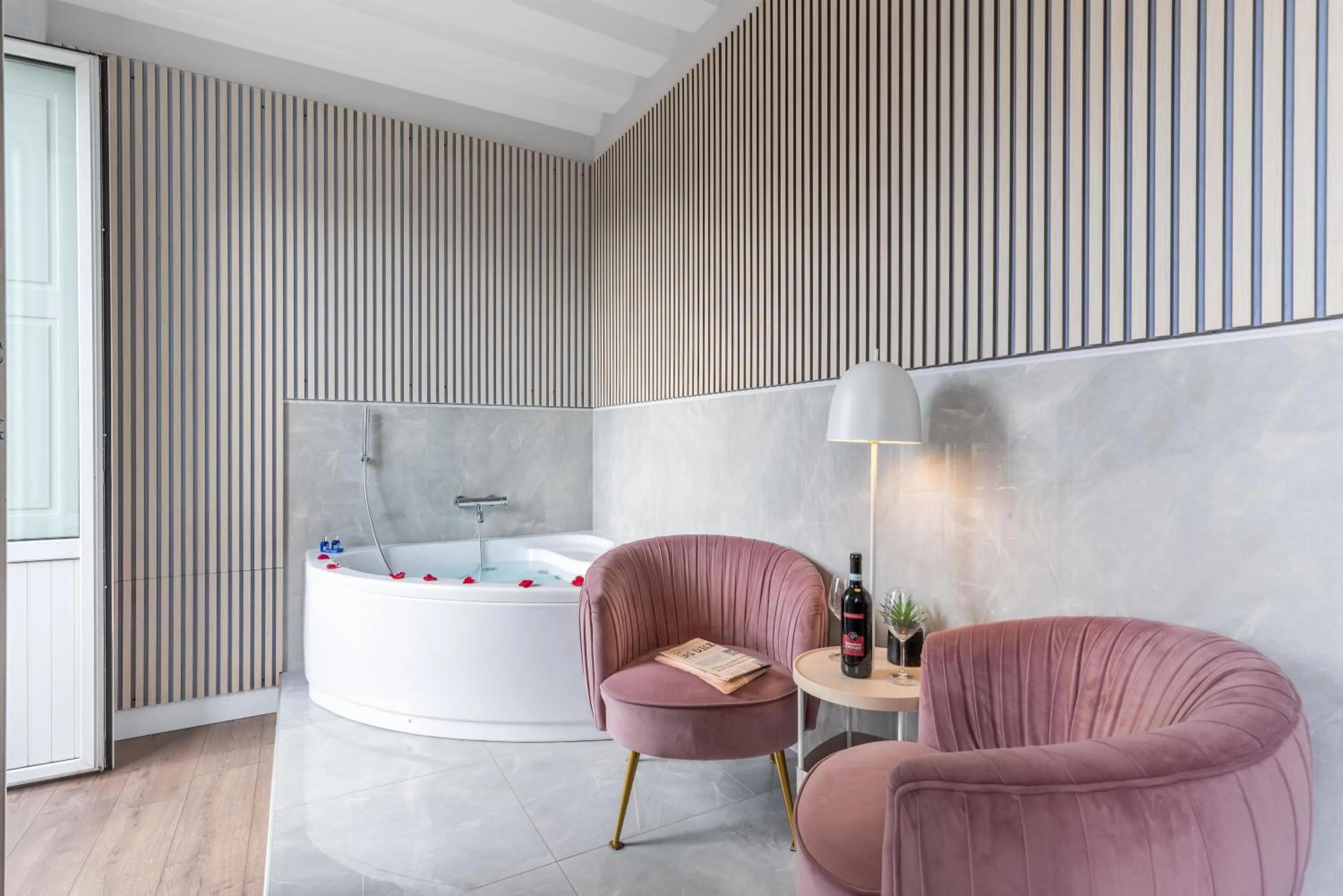 Bath in Rome Plaza Suites, Luxury Collection