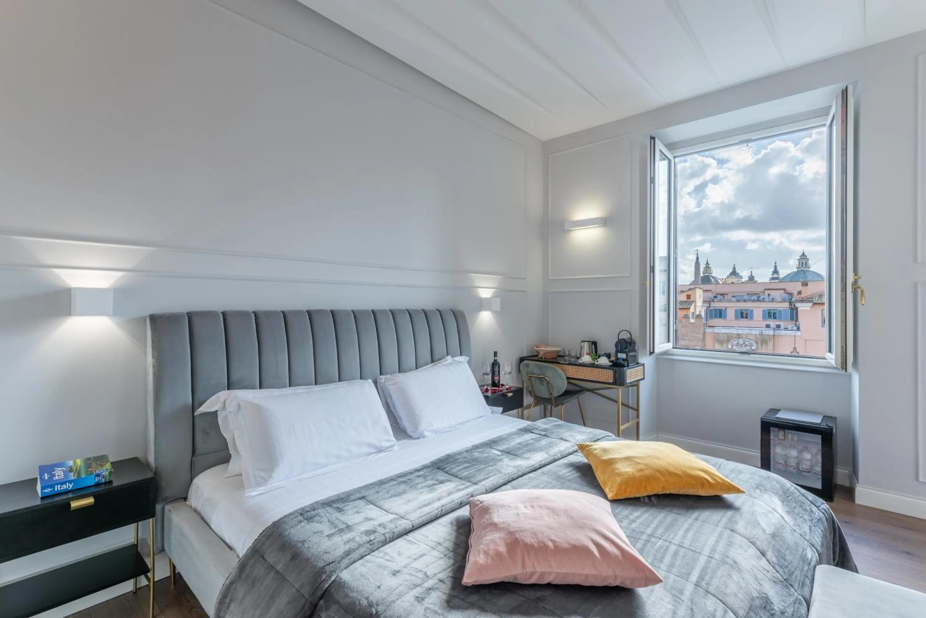 City view, Bed in Rome Plaza Suites, Luxury Collection