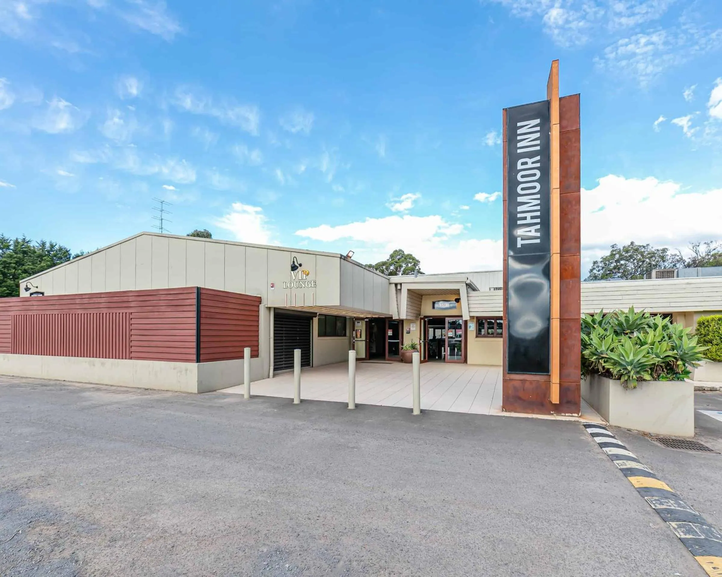 Property building in Tahmoor Inn