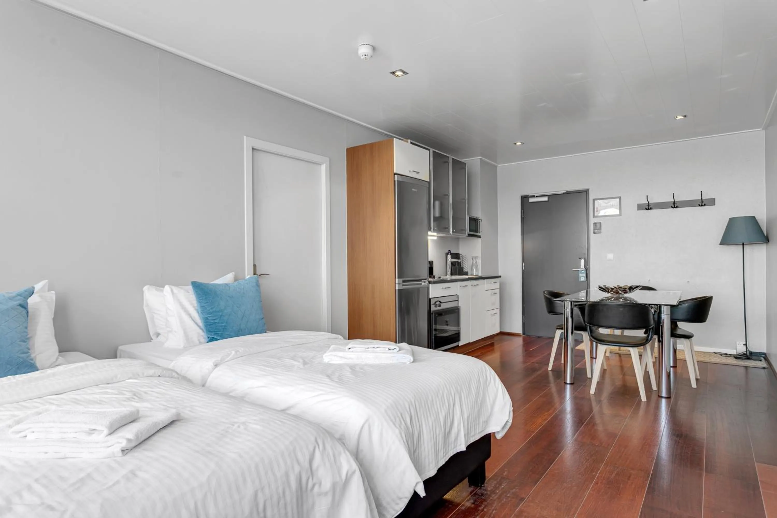 Dining area, Bed in Máni Apartments