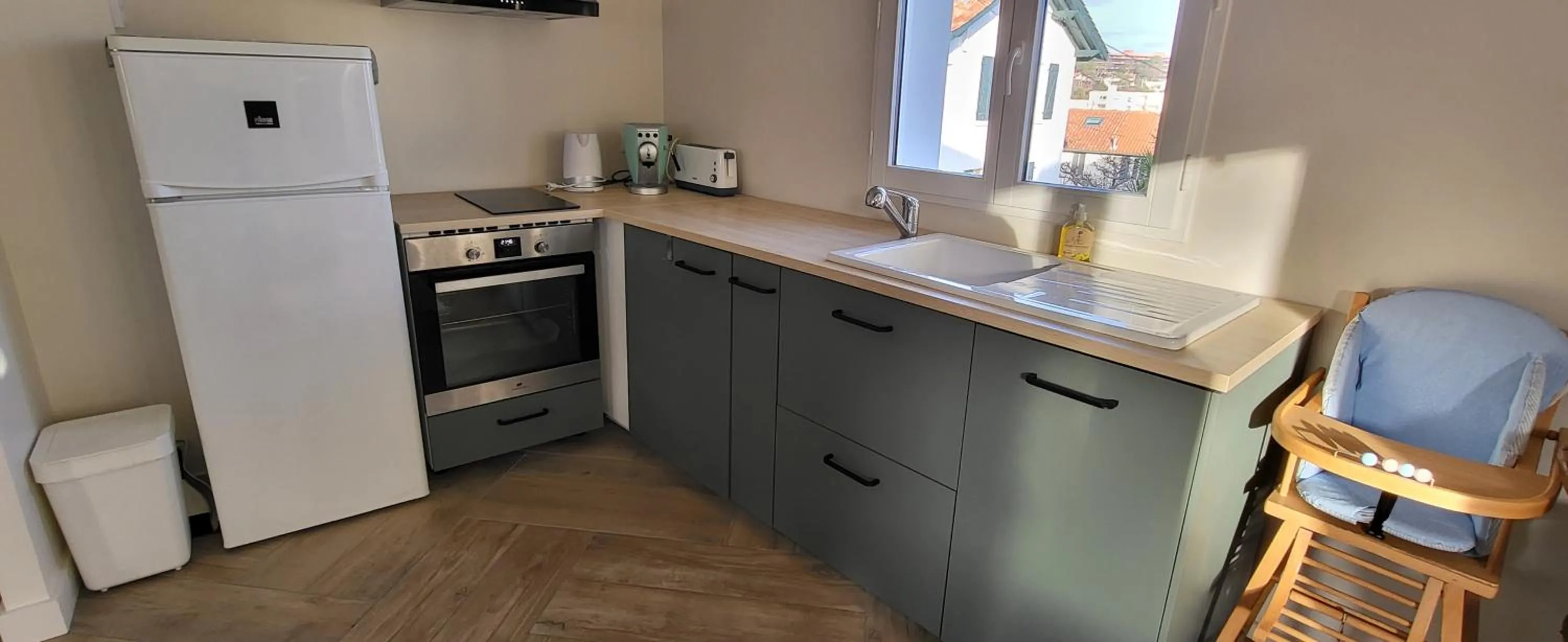 Kitchen or kitchenette in Biarritz appartement 2 adultes, 2 enfants à proximité immédiate des plages et des commerces