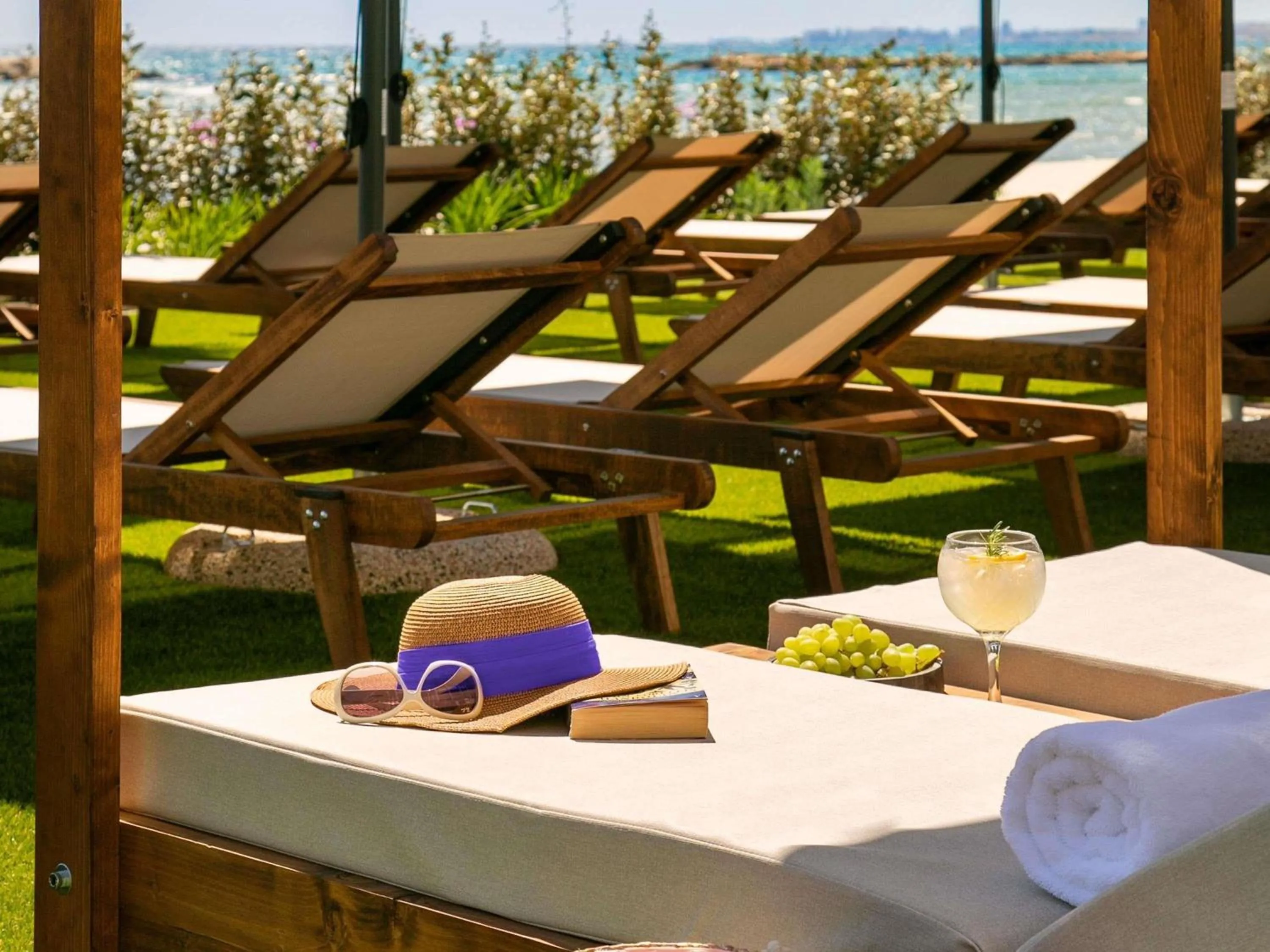 Lounge or bar in Mercure Larnaca Beach Resort