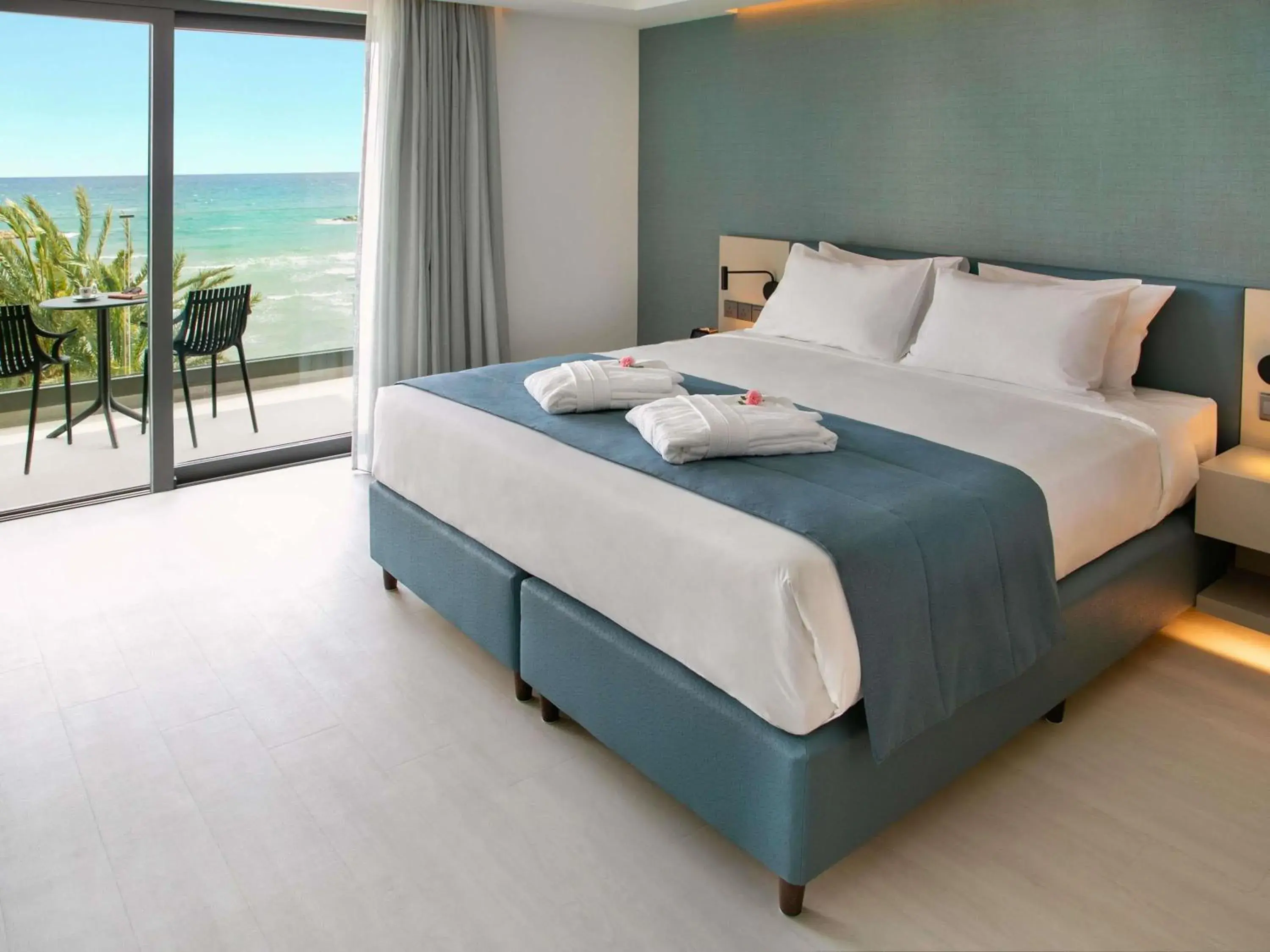 Property building, Bed in Mercure Larnaca Beach Resort Property building, Bed in Mercure Larnaca Beach Resort
