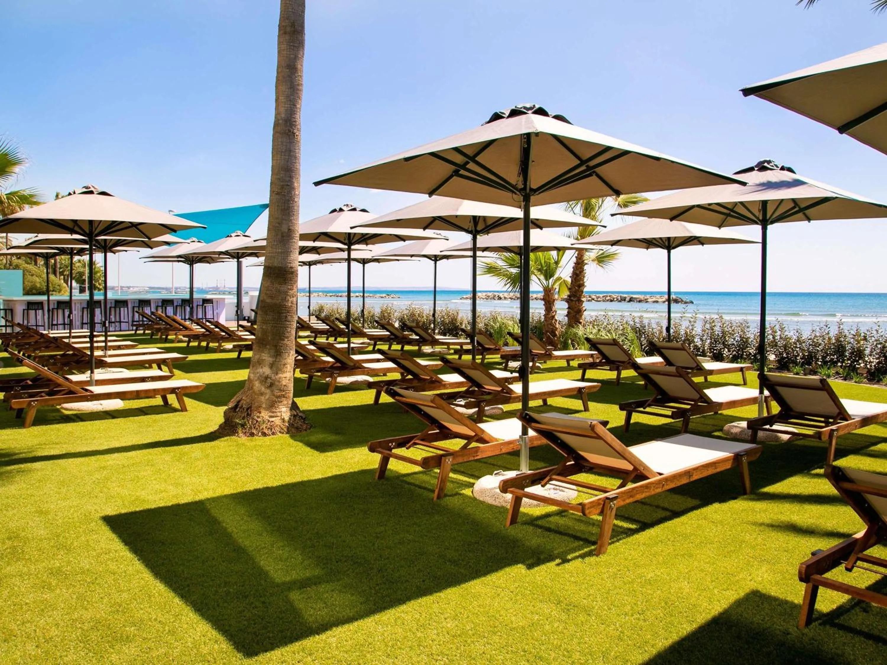 Lounge or bar in Mercure Larnaca Beach Resort