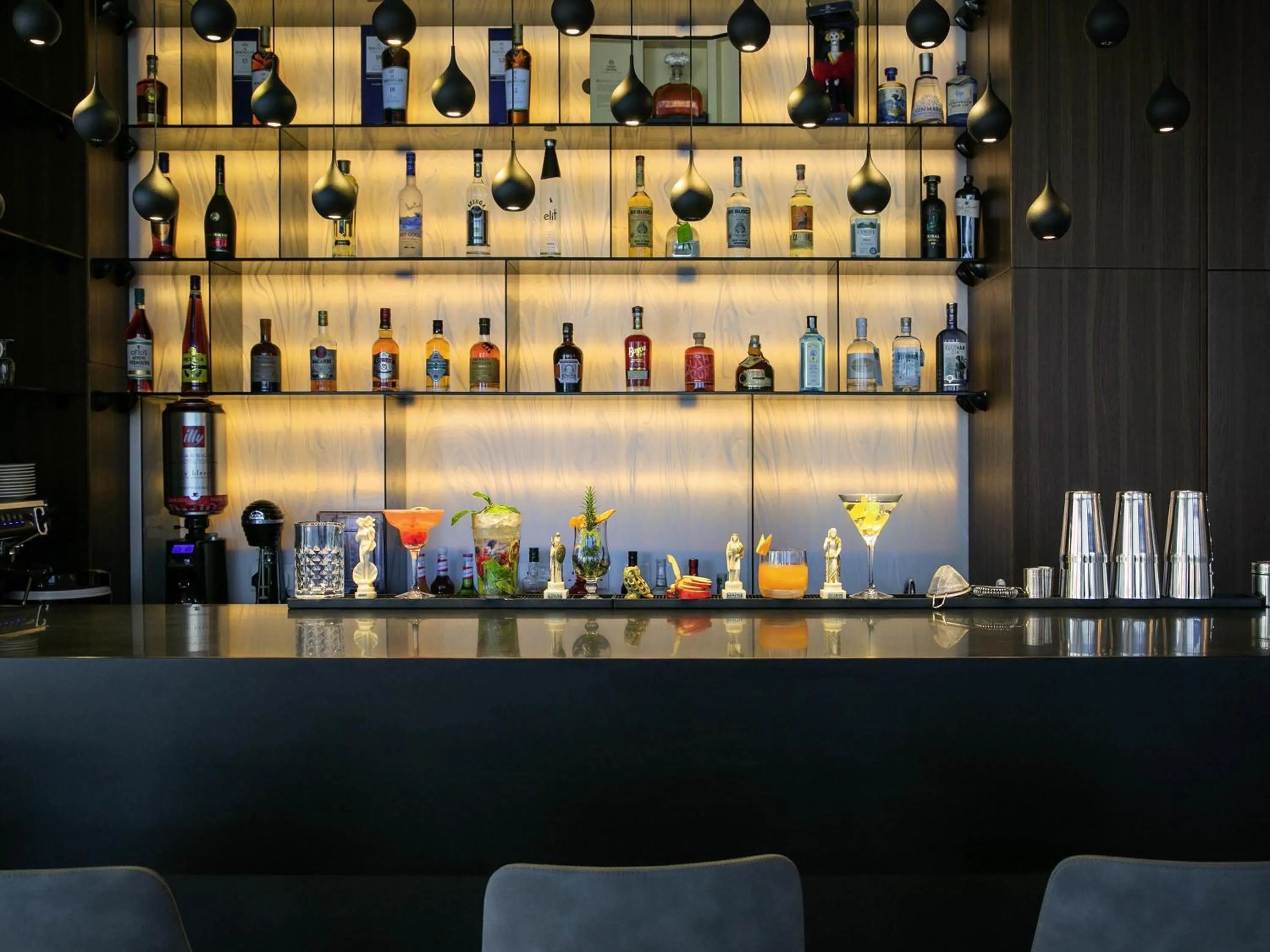 Lounge or bar in Mercure Larnaca Beach Resort