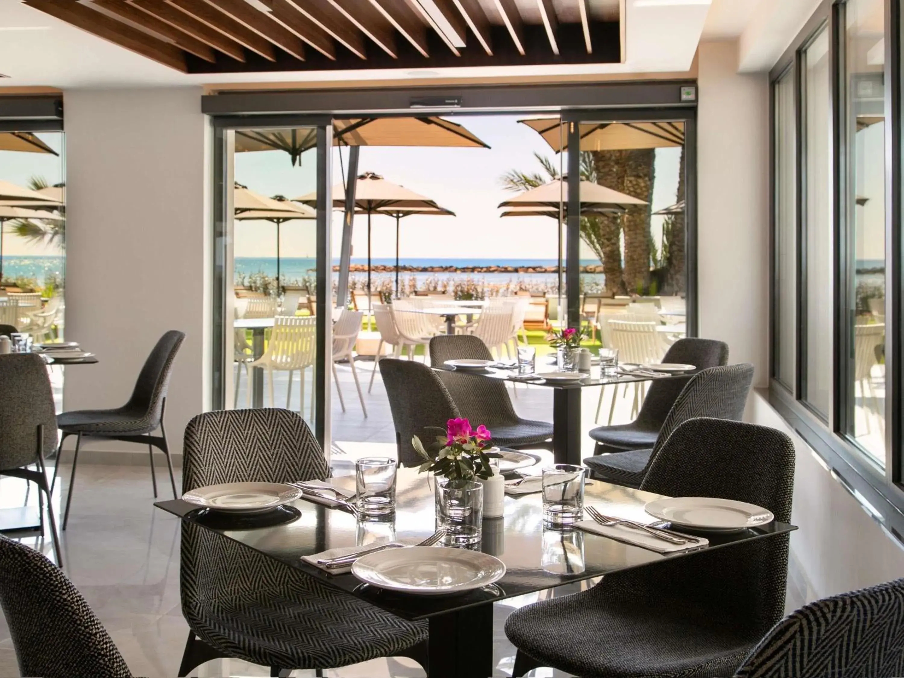 Restaurant/places to eat in Mercure Larnaca Beach Resort Restaurant/places to eat in Mercure Larnaca Beach Resort