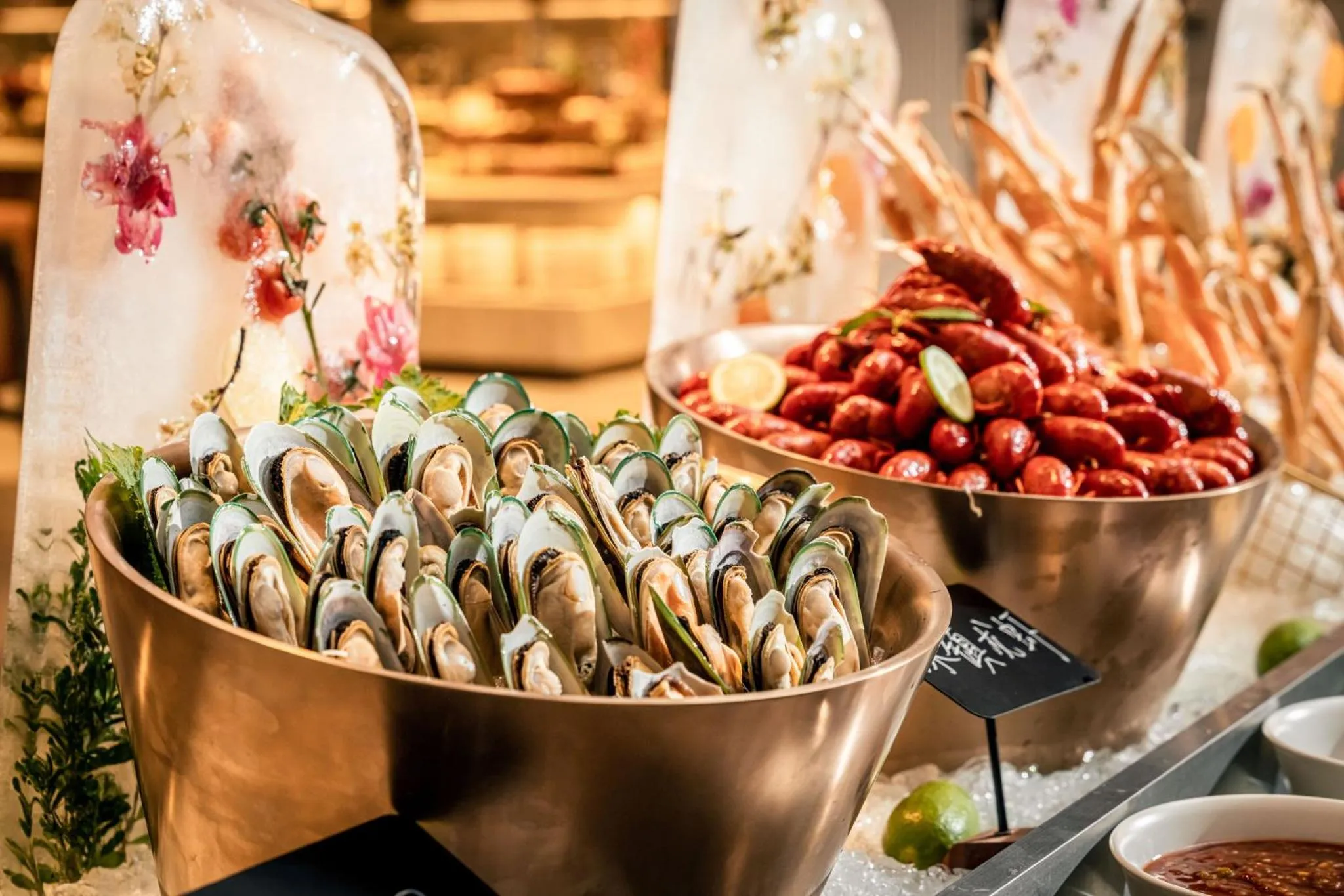 Restaurant/places to eat in Crowne Plaza Hangzhou Riverside by IHG