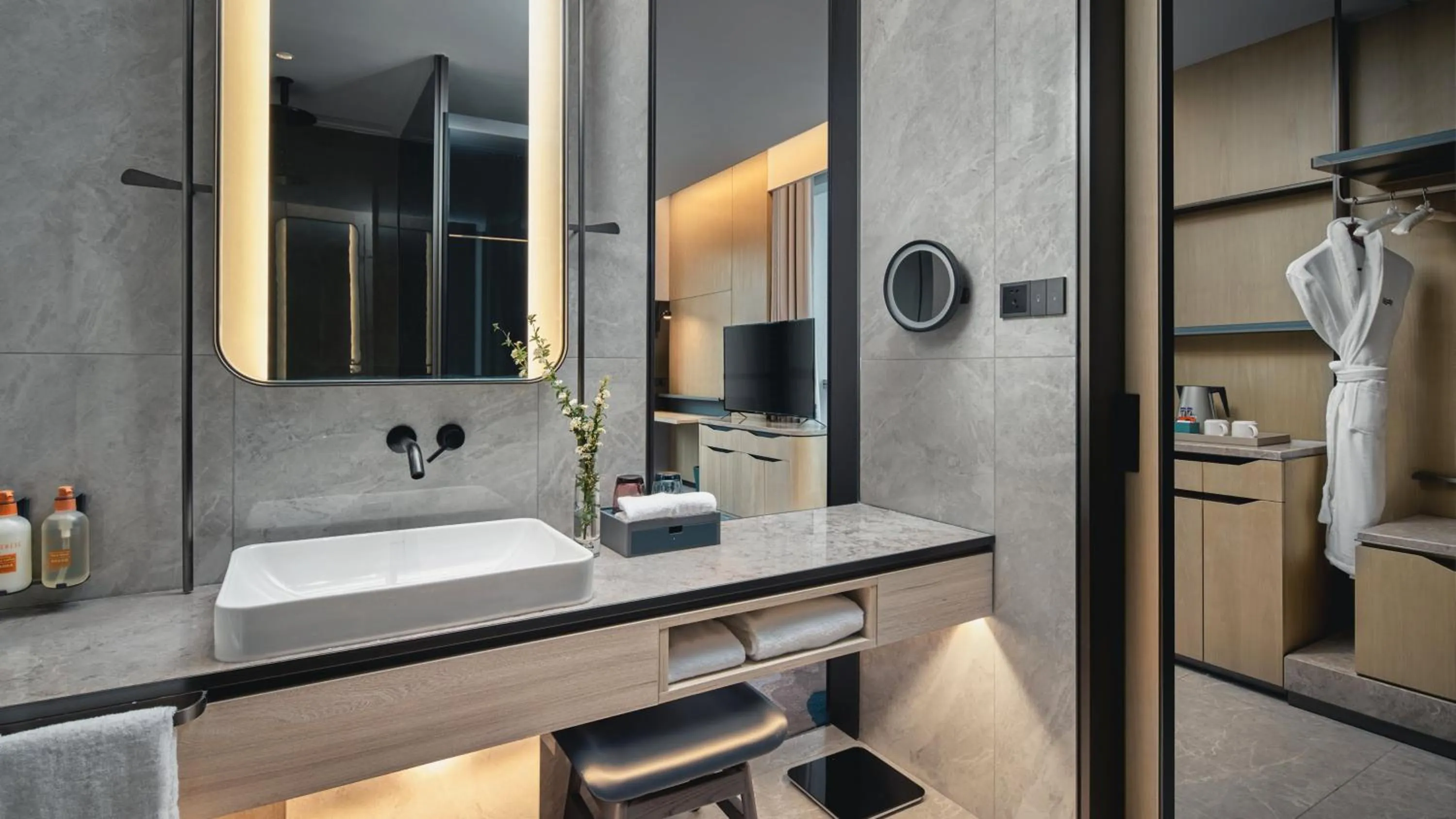 Photo of the whole room in Crowne Plaza Hangzhou Riverside by IHG