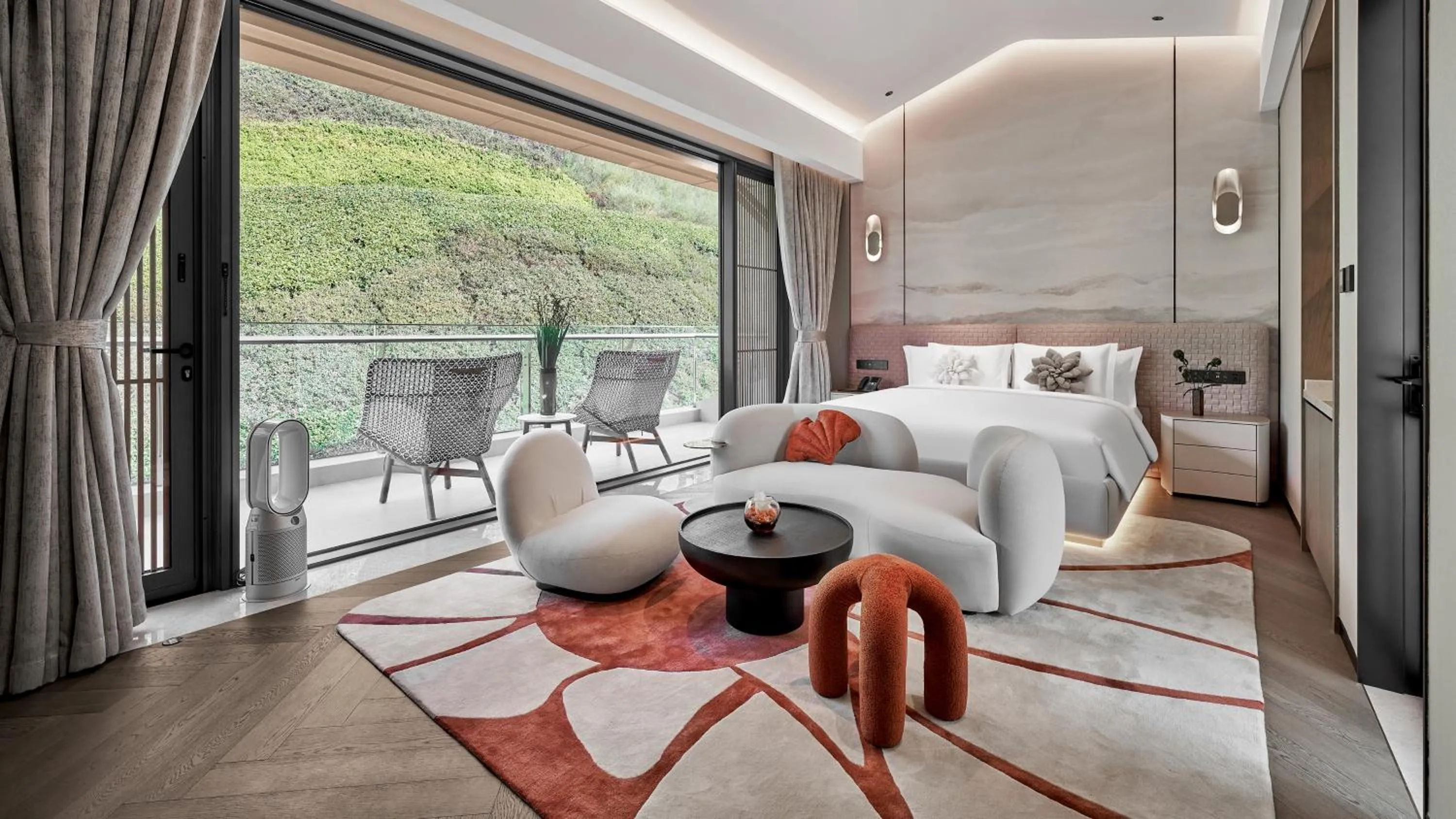 Photo of the whole room, Bed in Hotel Indigo Hangzhou Tianmushan