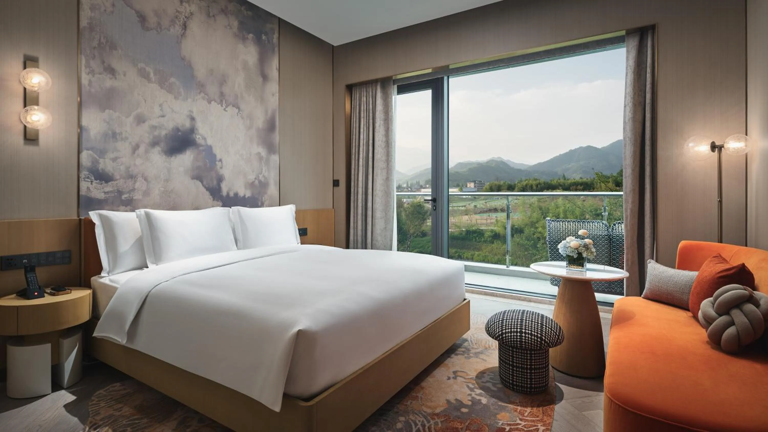 Photo of the whole room, Bed in Hotel Indigo Hangzhou Tianmushan