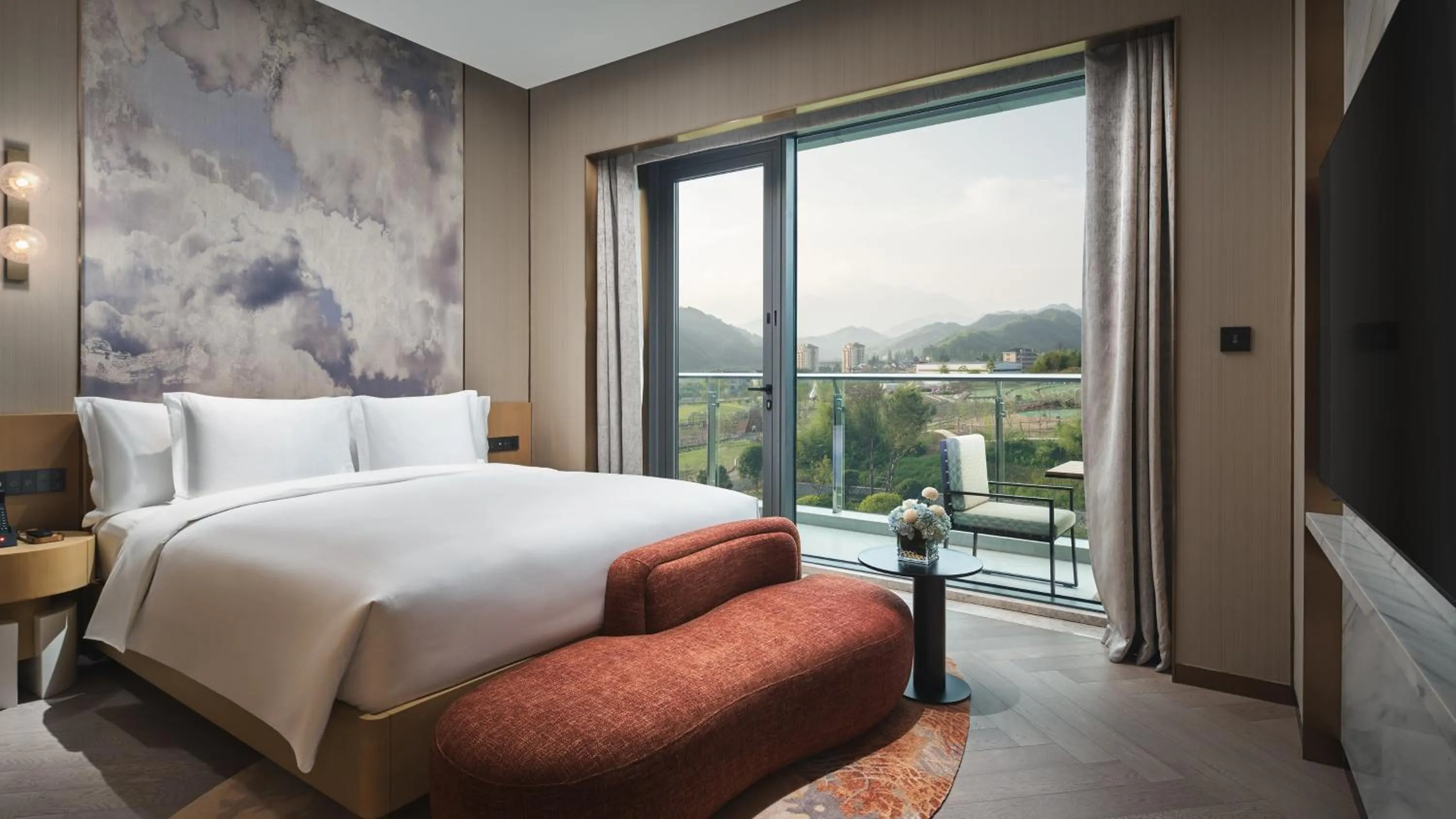 Photo of the whole room, Bed in Hotel Indigo Hangzhou Tianmushan