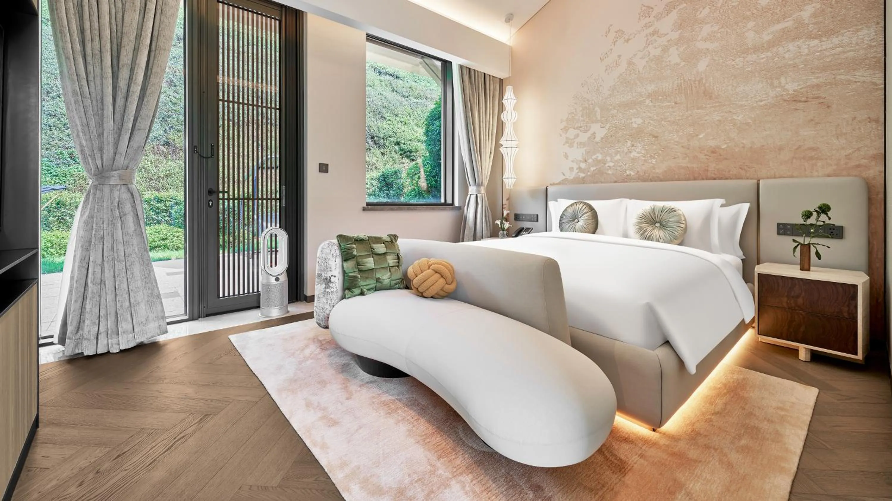 Photo of the whole room, Bed in Hotel Indigo Hangzhou Tianmushan