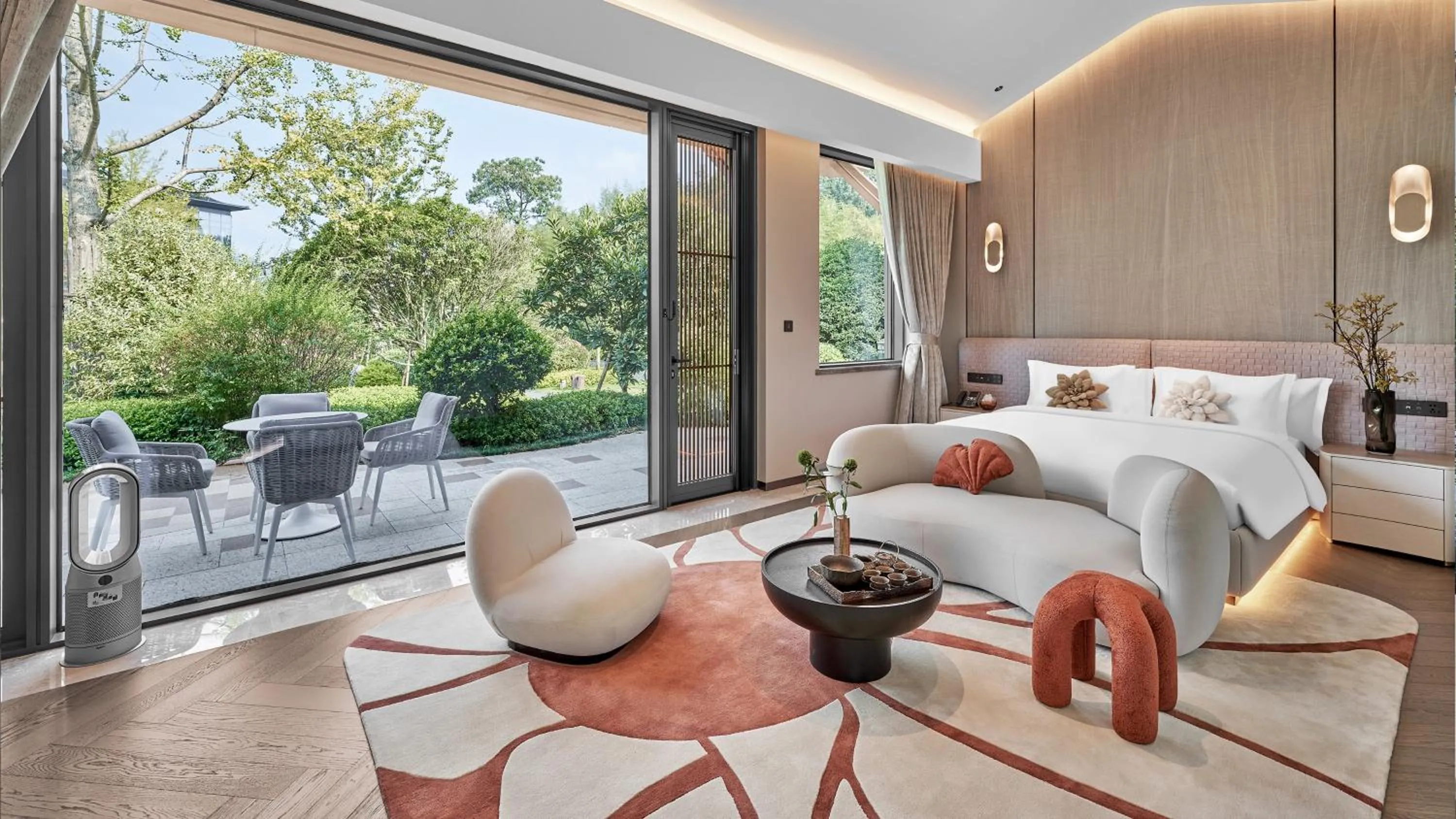 Photo of the whole room, Bed in Hotel Indigo Hangzhou Tianmushan