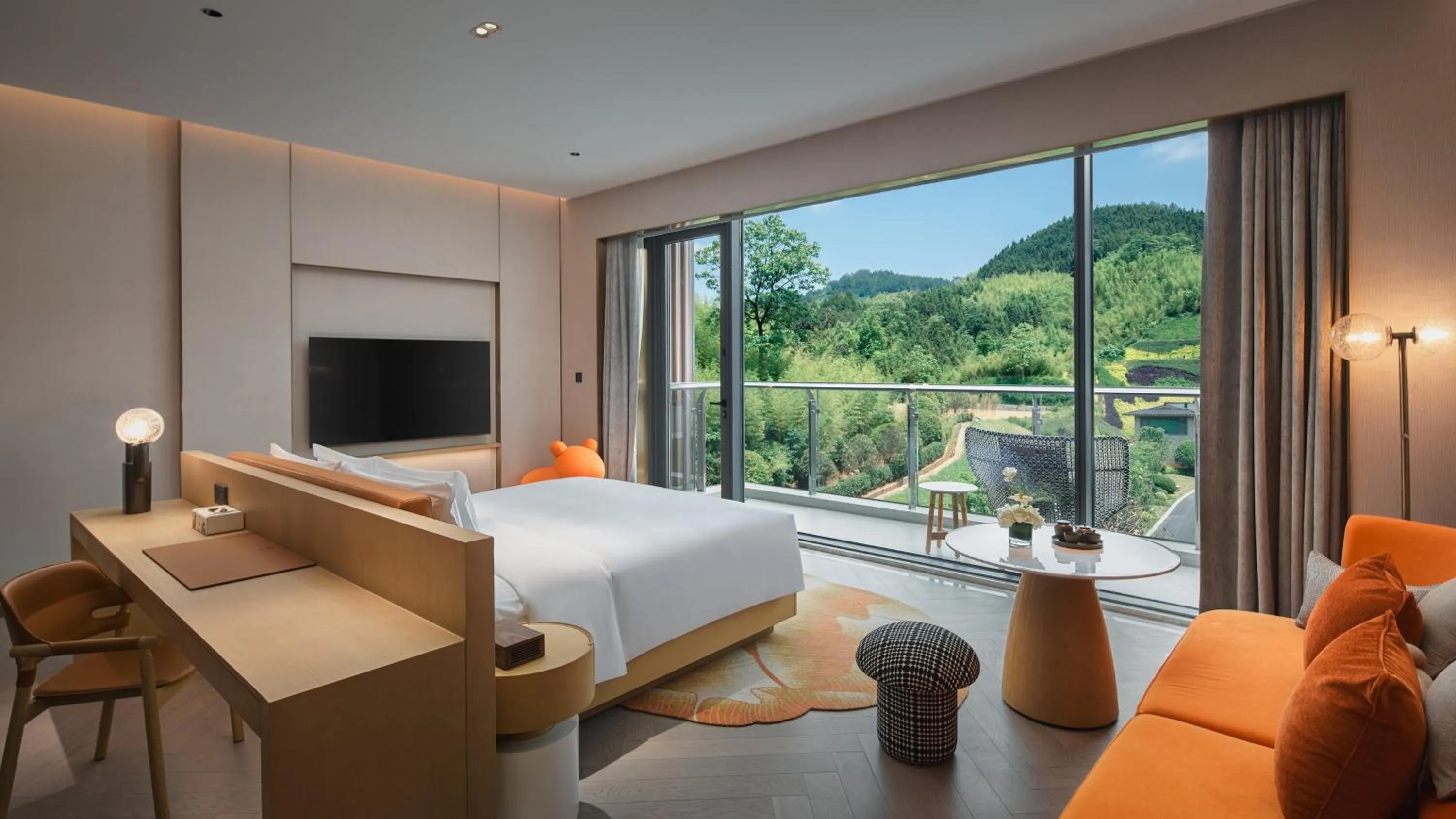 Photo of the whole room, Bed in Hotel Indigo Hangzhou Tianmushan