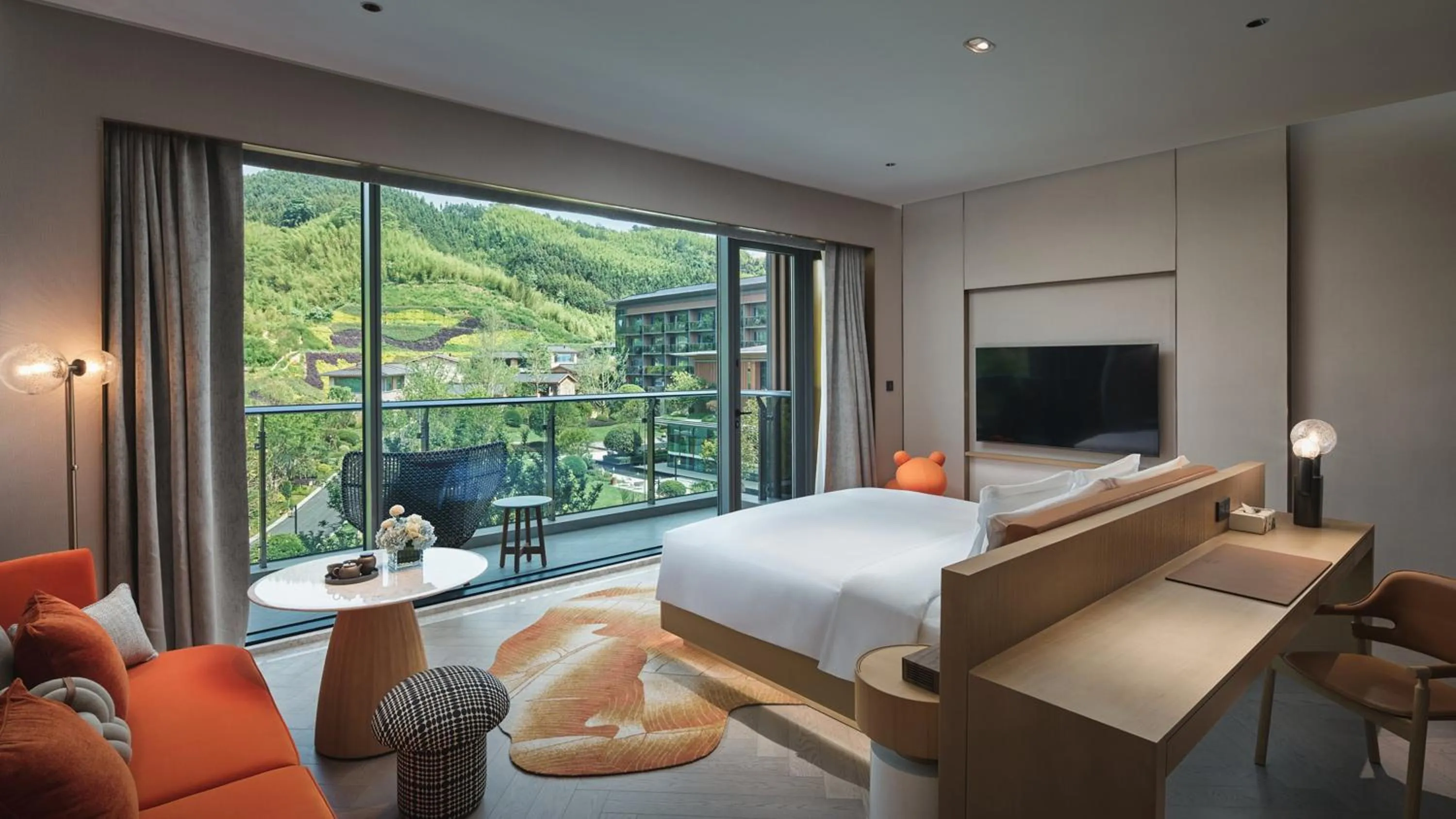 Photo of the whole room, Bed in Hotel Indigo Hangzhou Tianmushan