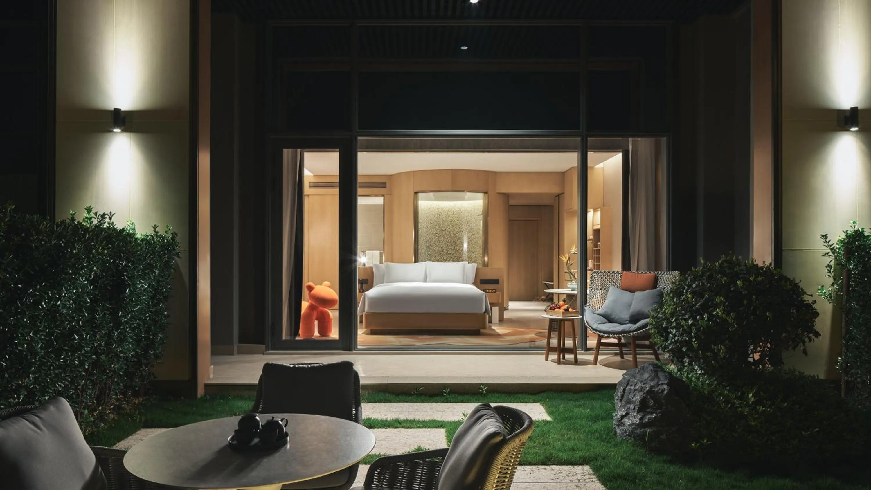 Photo of the whole room, Bed in Hotel Indigo Hangzhou Tianmushan