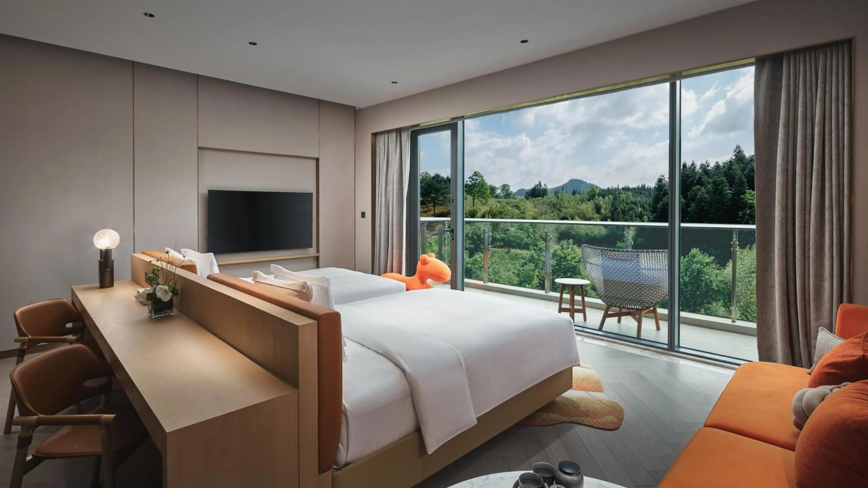 Photo of the whole room, Bed in Hotel Indigo Hangzhou Tianmushan