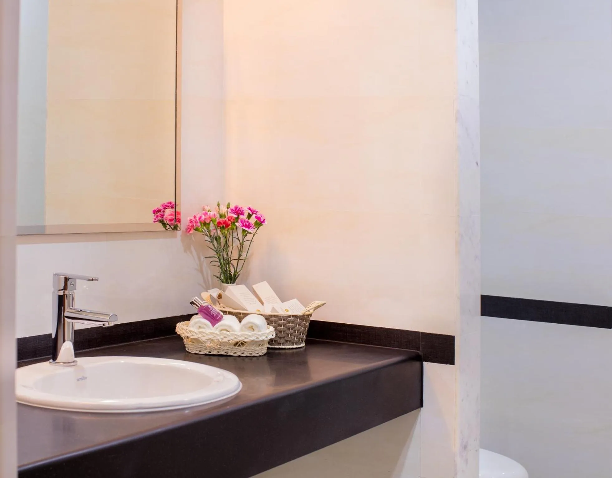 Deluxe Double Room (Free Return Airport Transfer and 10% of Food & Beverage) in Beehive Central