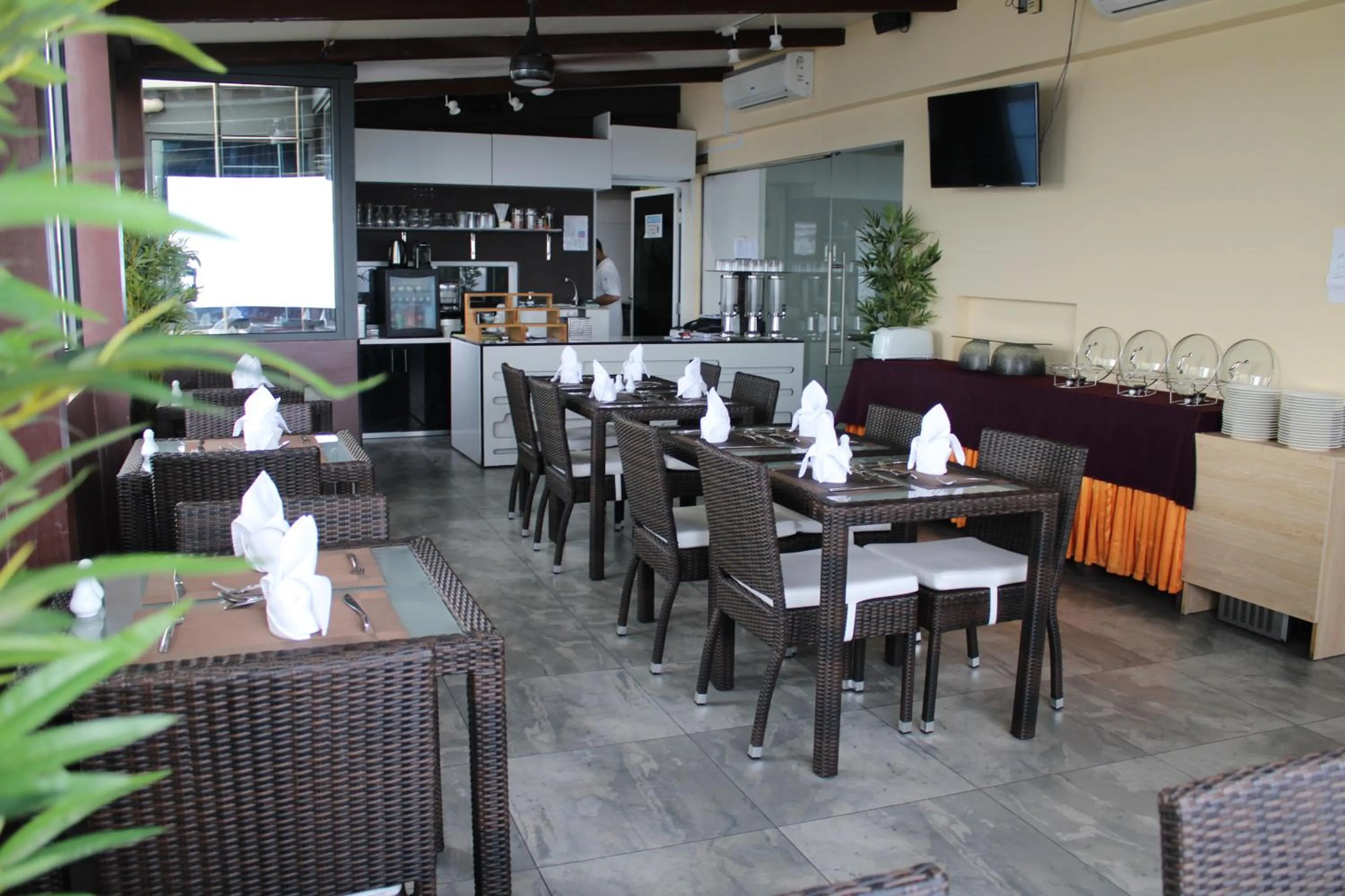 Restaurant/places to eat in Beehive Premier