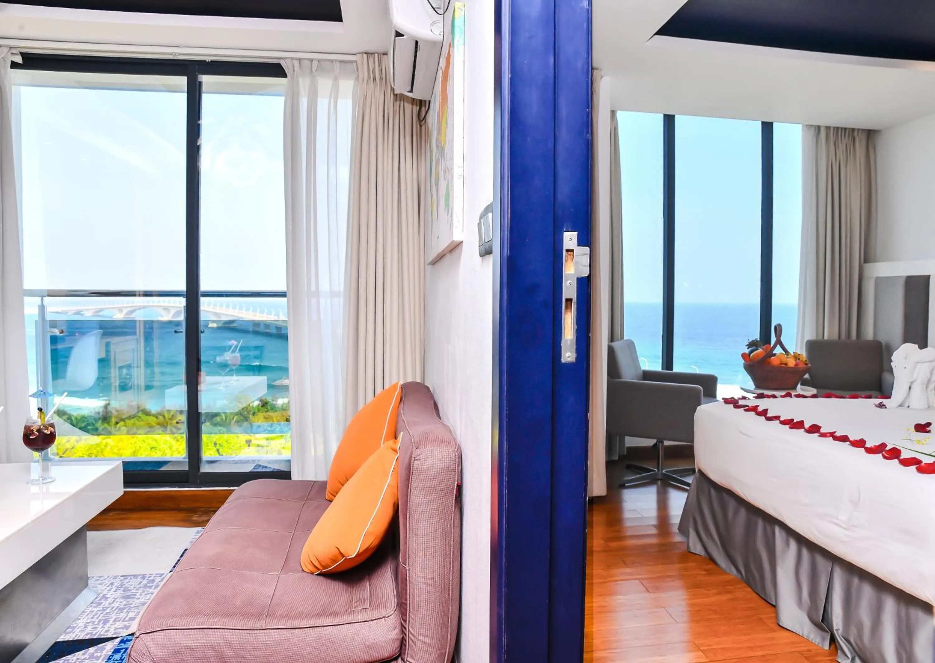 Seating area, Bed in Beehive Premier