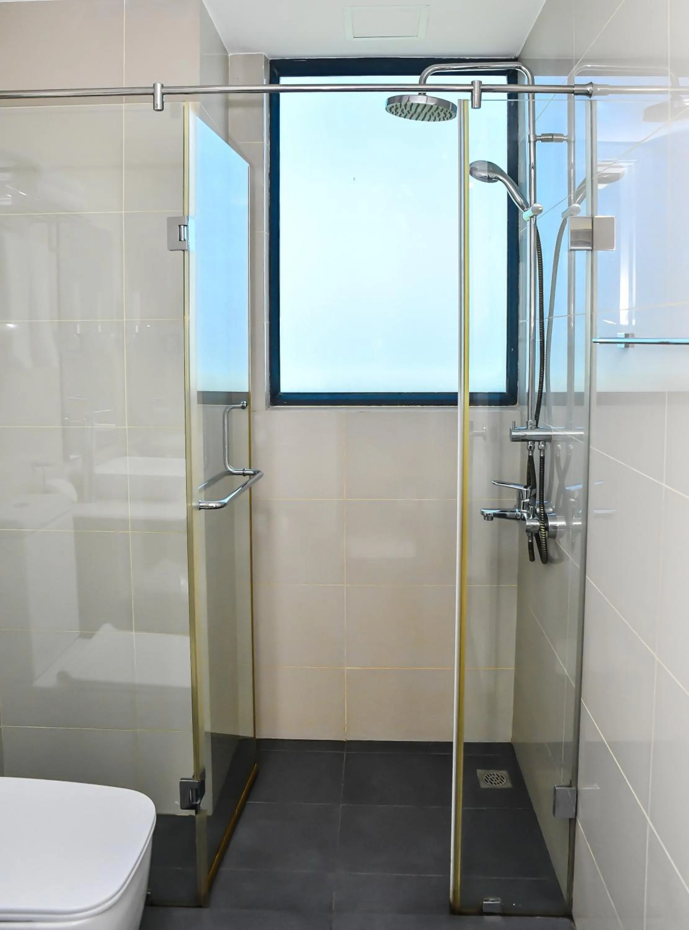 Shower in Beehive Premier