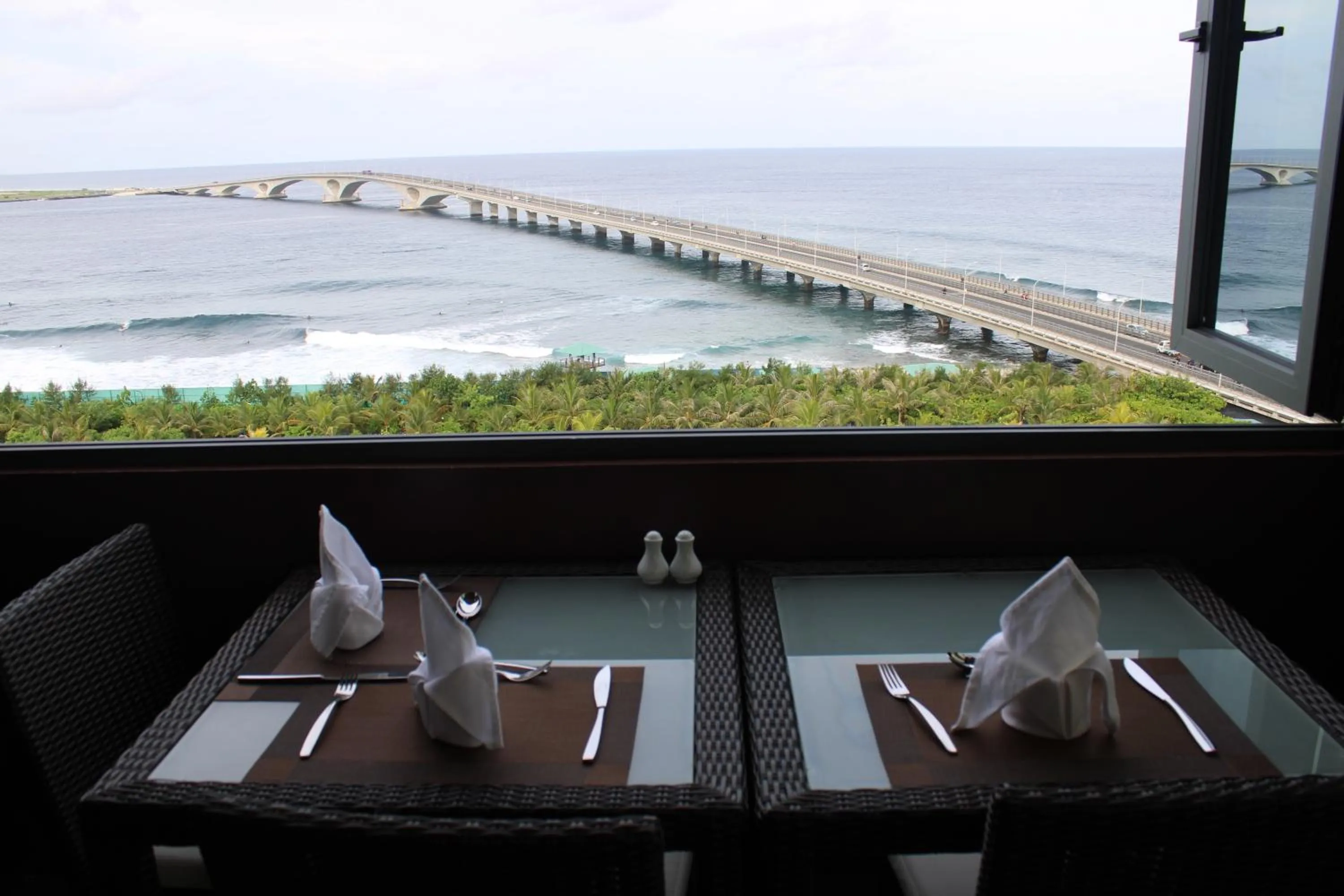 Restaurant/places to eat in Beehive Premier