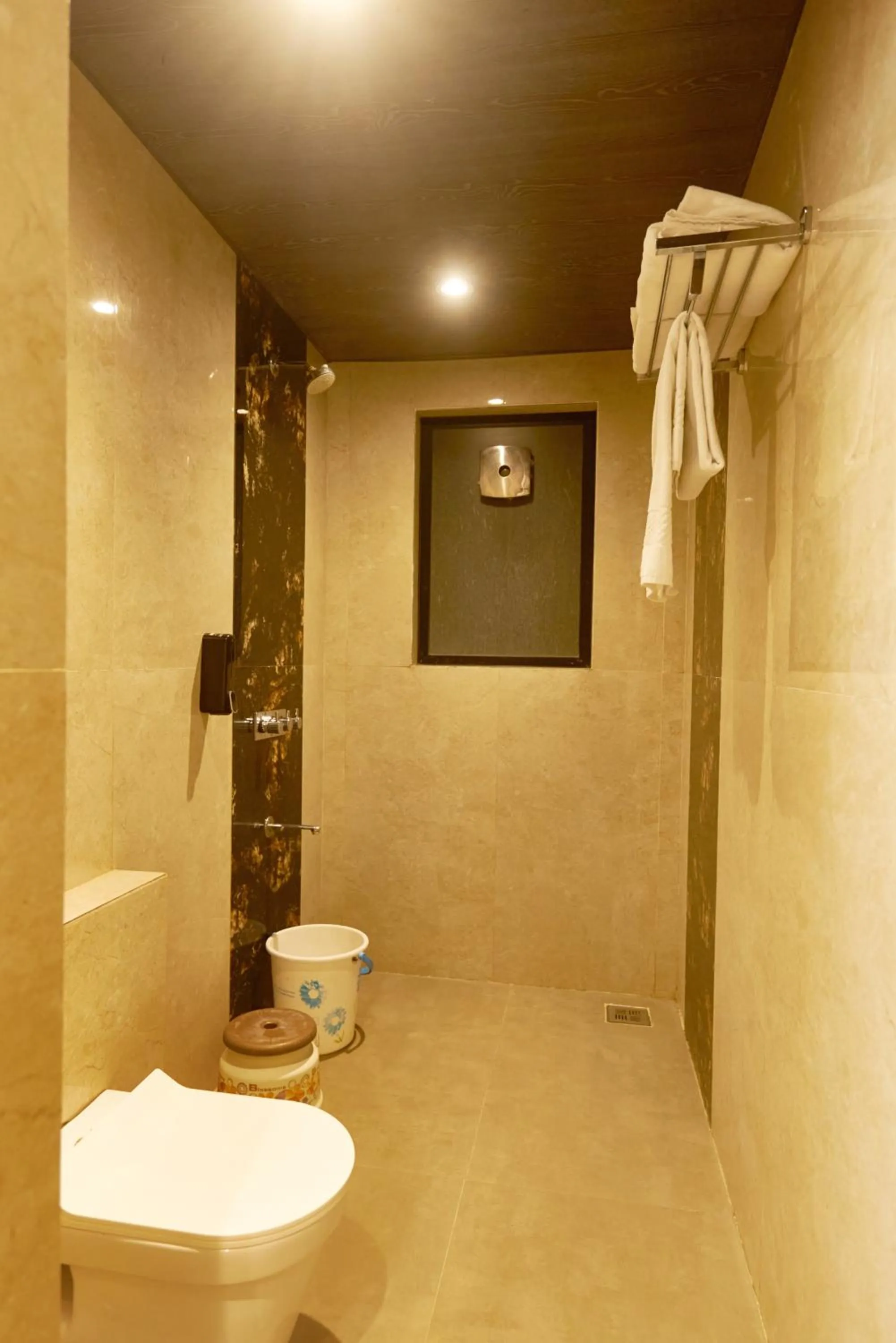 Shower in Hotel Sai Palkhi Niwara