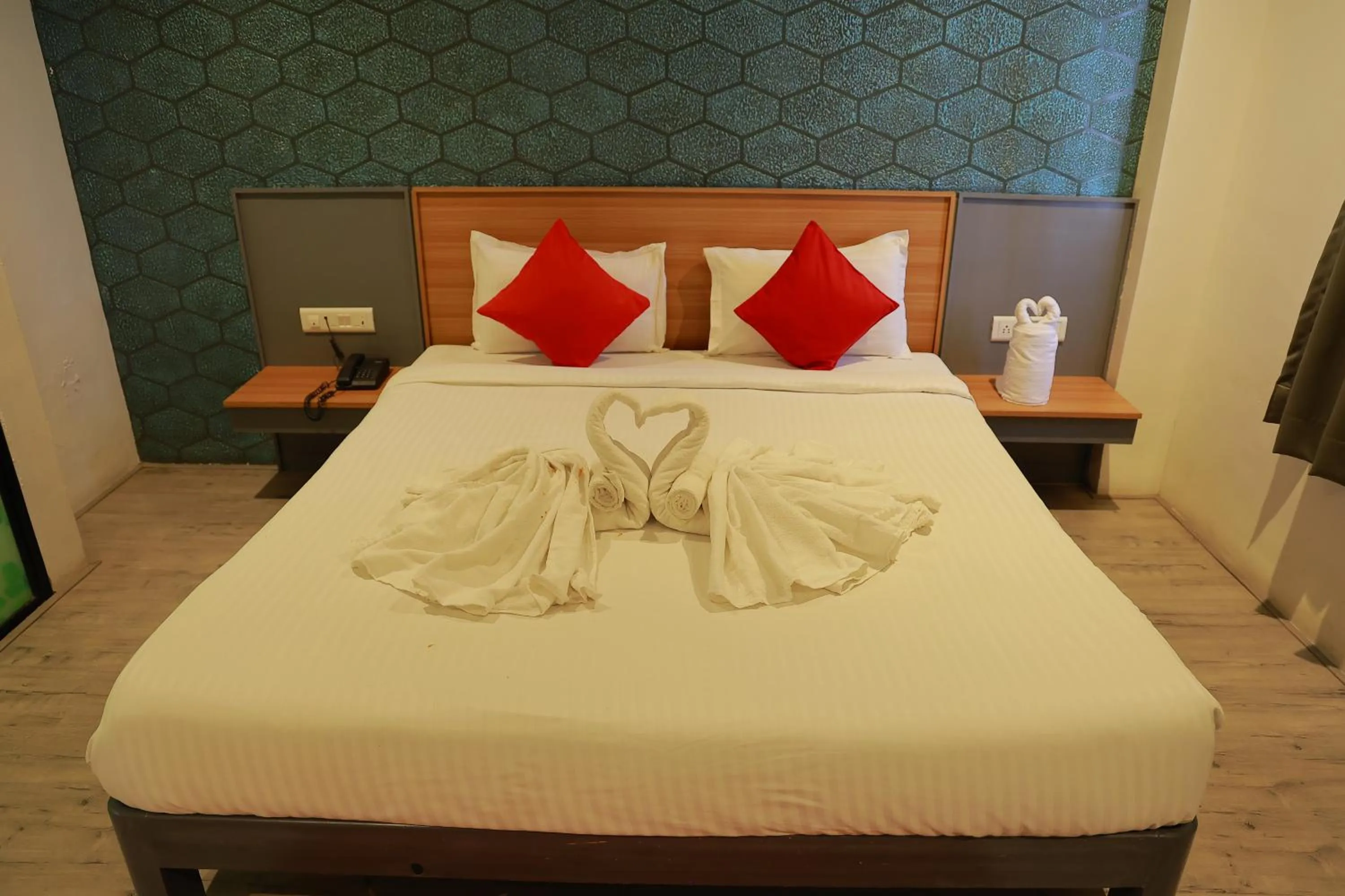 Bedroom, Bed in Hotel Sai Palkhi Niwara